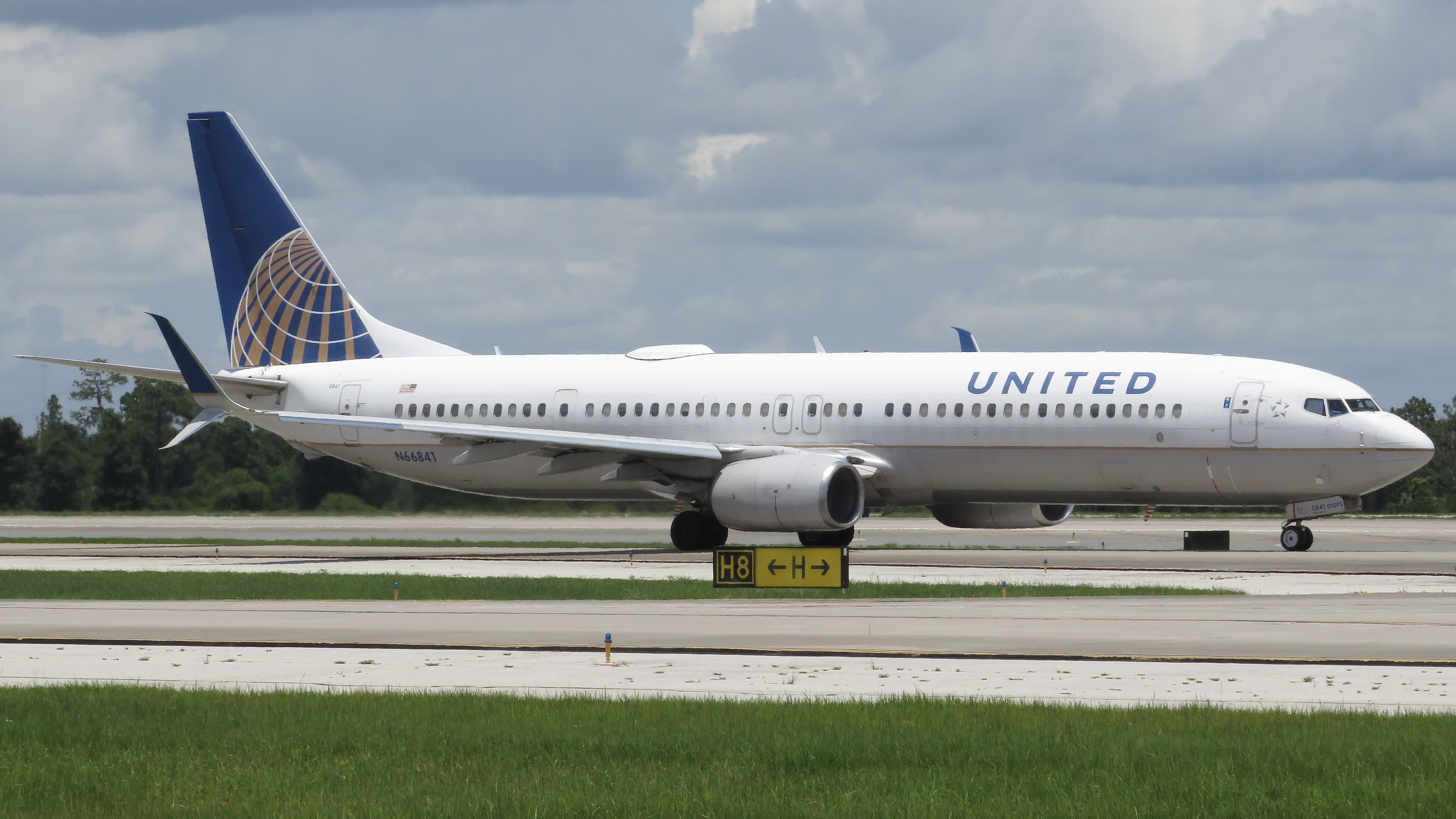 Full size: United Airlines Boeing 737-900ER N66841 at Orlando International Airport