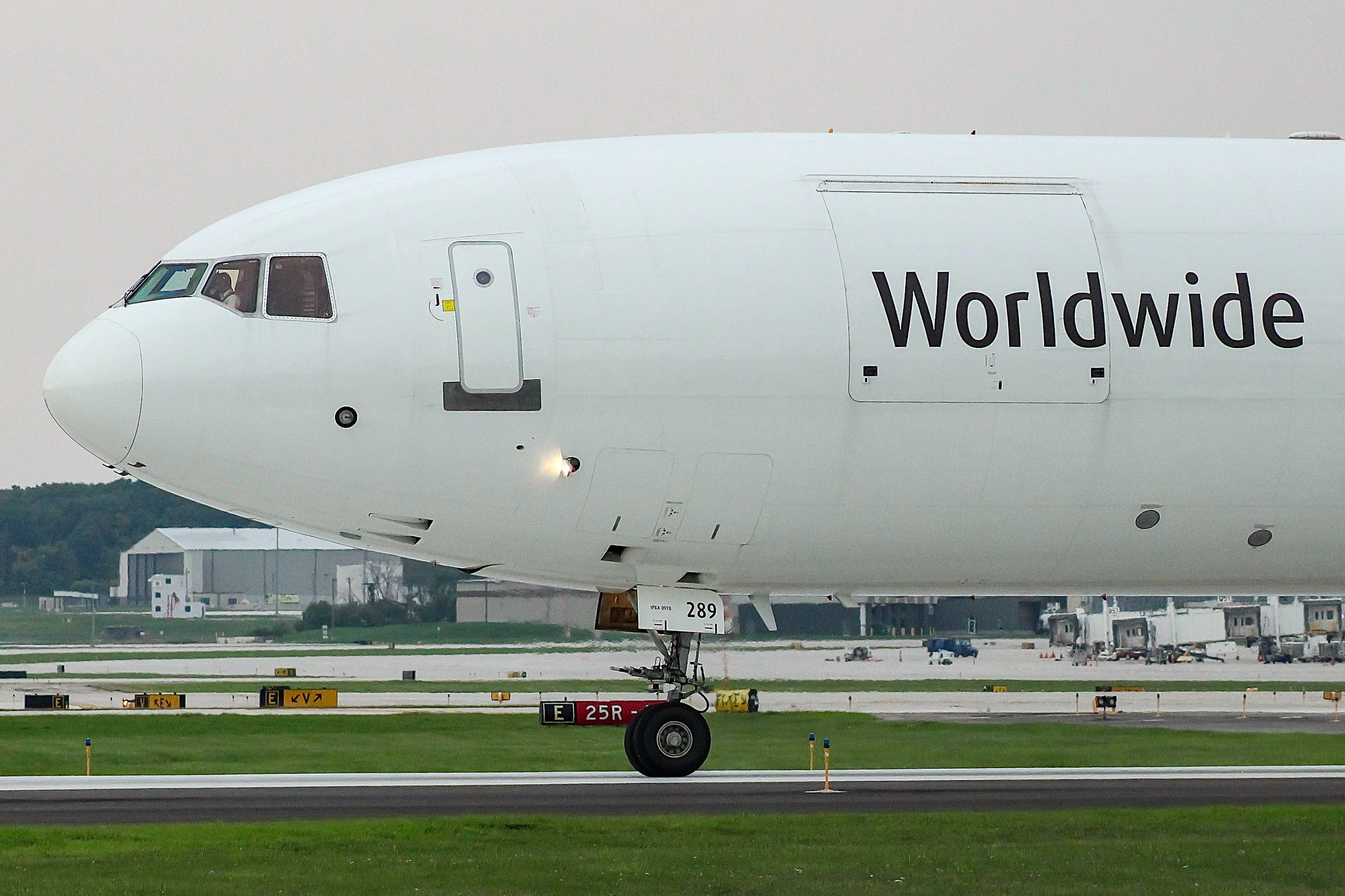 Full size: United Parcel Service McDonnell Douglas MD-11F N289UP at General Mitchell International Airport