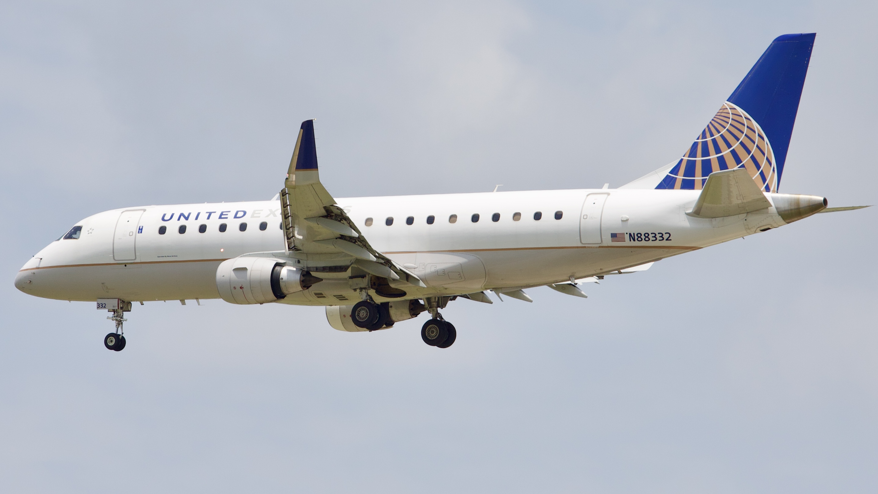 Full size: United Express Embraer E175 N88332 at Houston-George Bush Intercontinental Airport