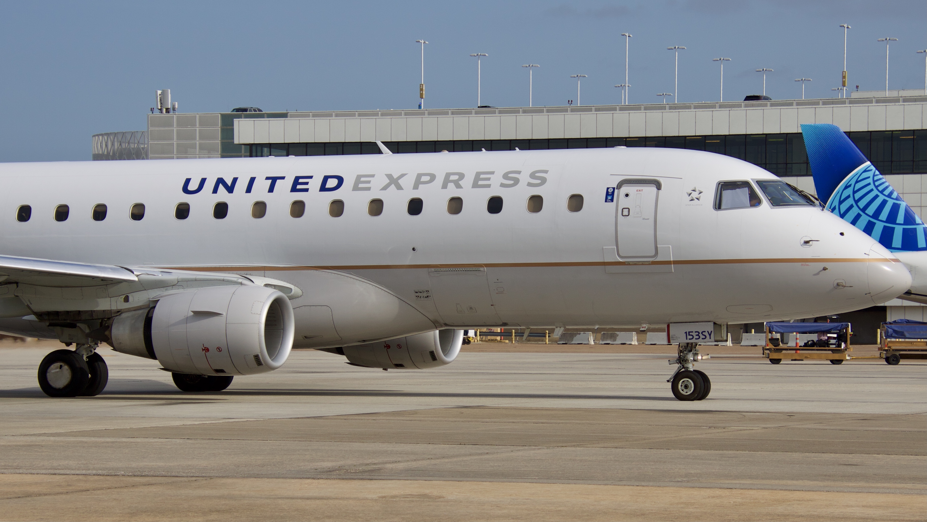Full size: United Express Embraer E170 N153SY at Houston-George Bush Intercontinental Airport