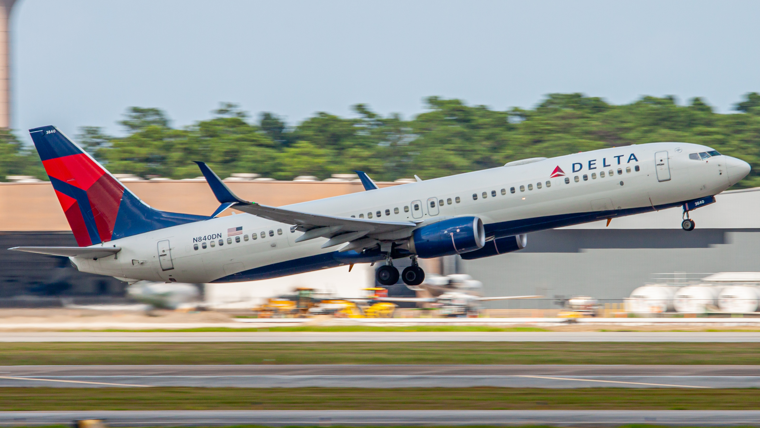Full size: Delta Airlines Boeing 737-900ER N840DN at Houston-George Bush Intercontinental Airport