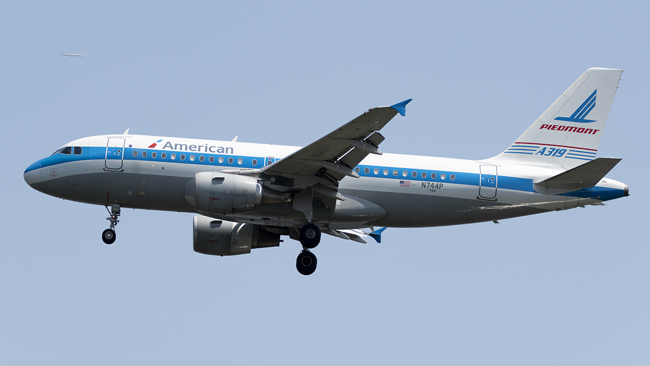 Full size: American Airlines Airbus A319 N744P at Ronald Reagan National Airport