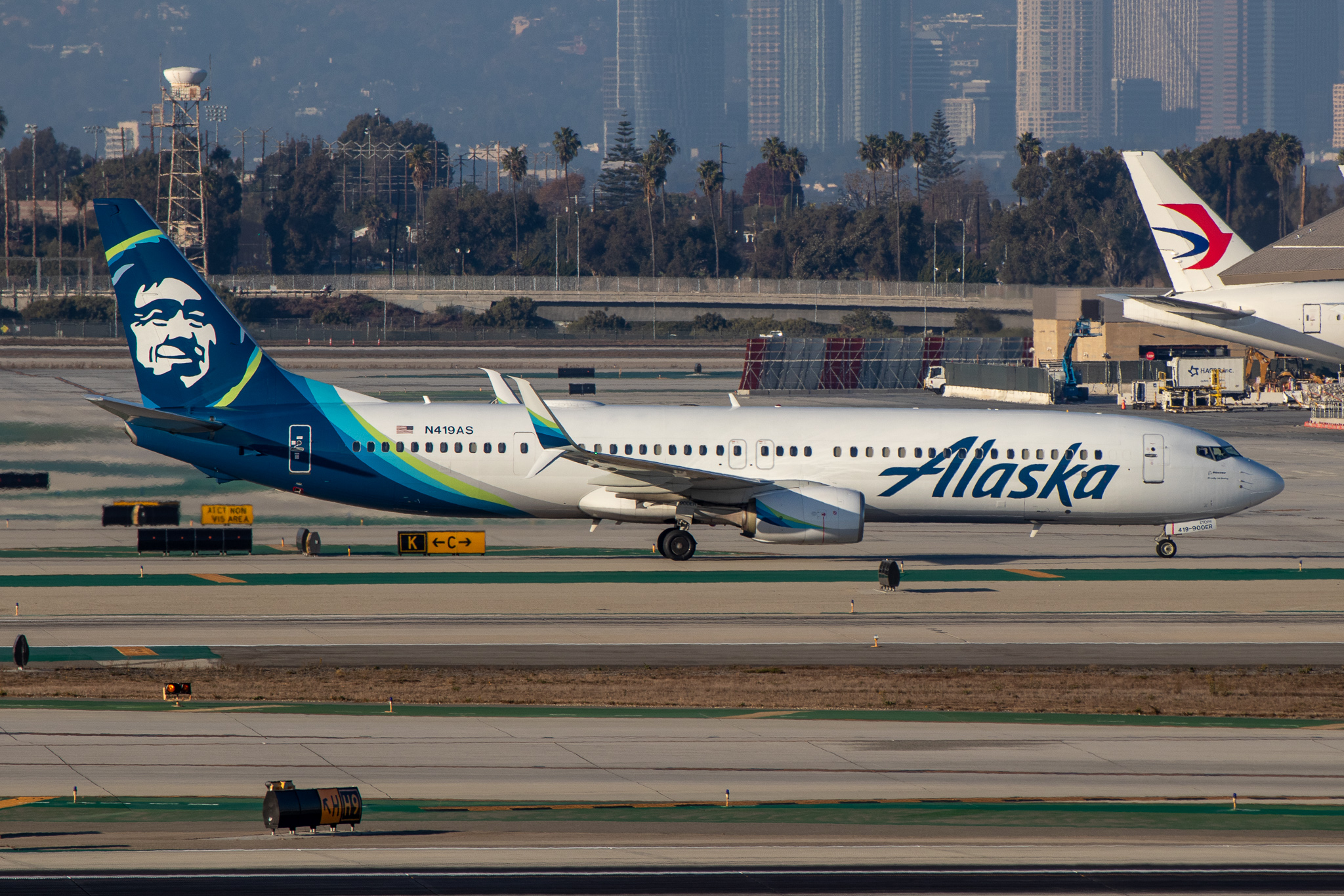 Full size: Alaska Airlines Boeing 737-900ER N419AS at Los Angeles International Airport