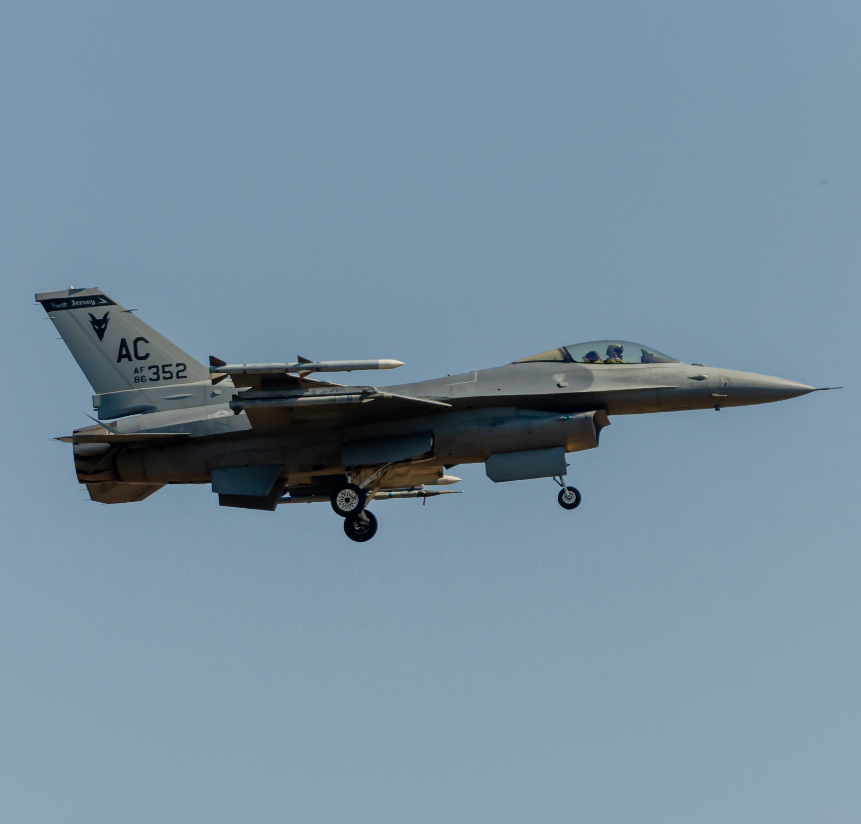 Full size: Air National Guard General Dynamics F-16 Fighting Falcon 86-0352 at Atlantic City International Airport