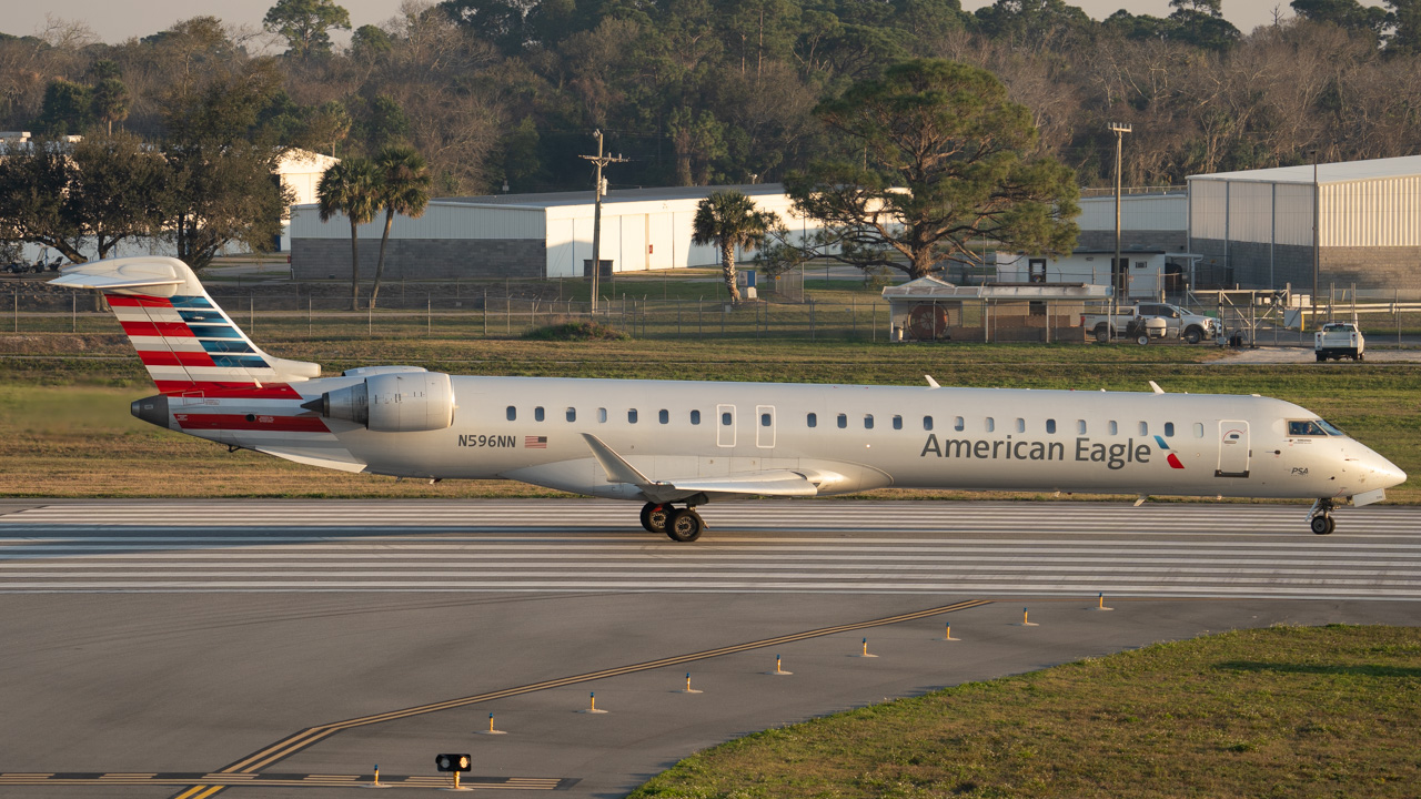Full size: PSA Airlines Mitsubishi CRJ-900 N596NN at Daytona Beach International Airport