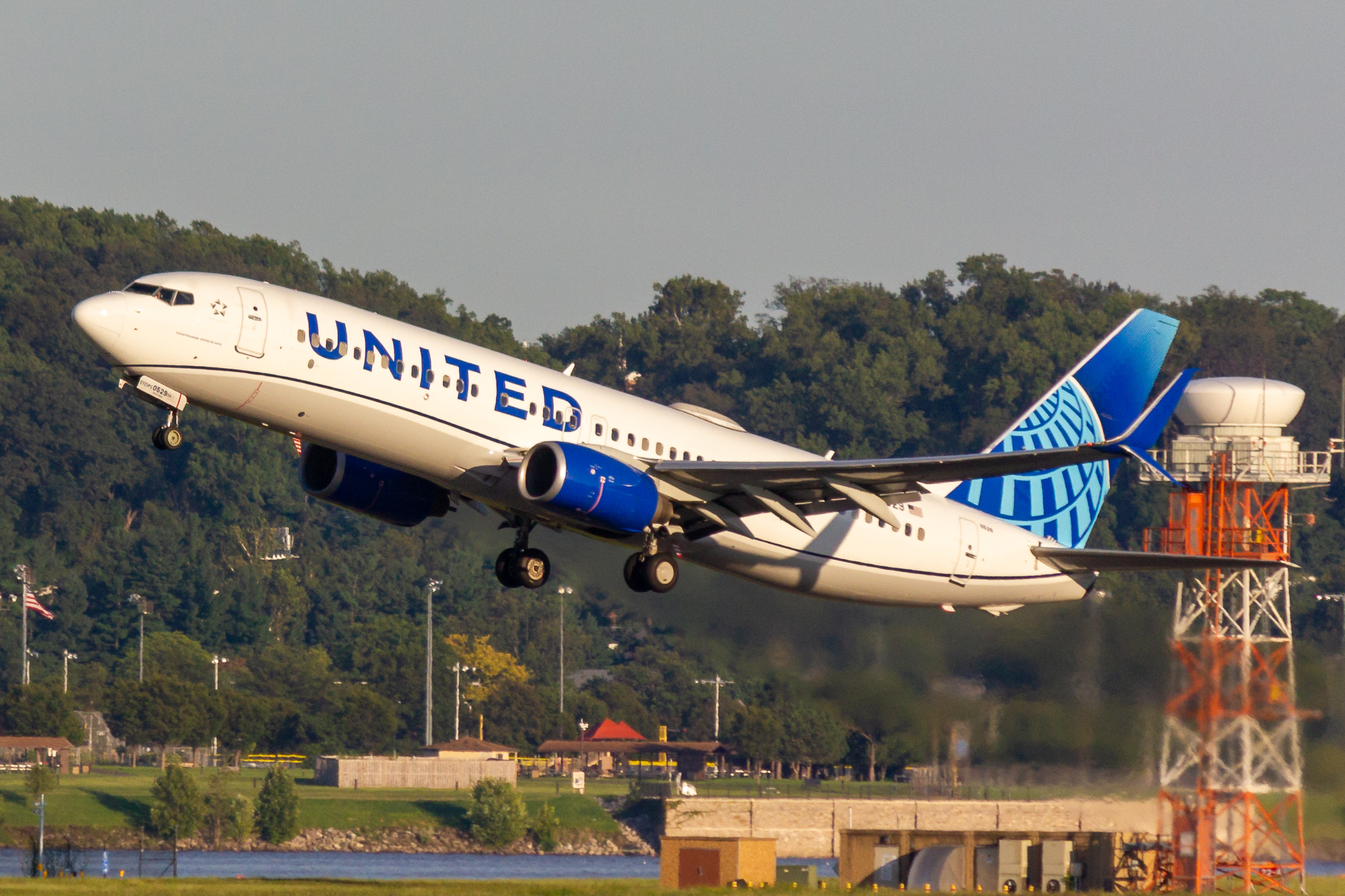 Full size: United Airlines Boeing 737-800 N76529 at Ronald Reagan National Airport