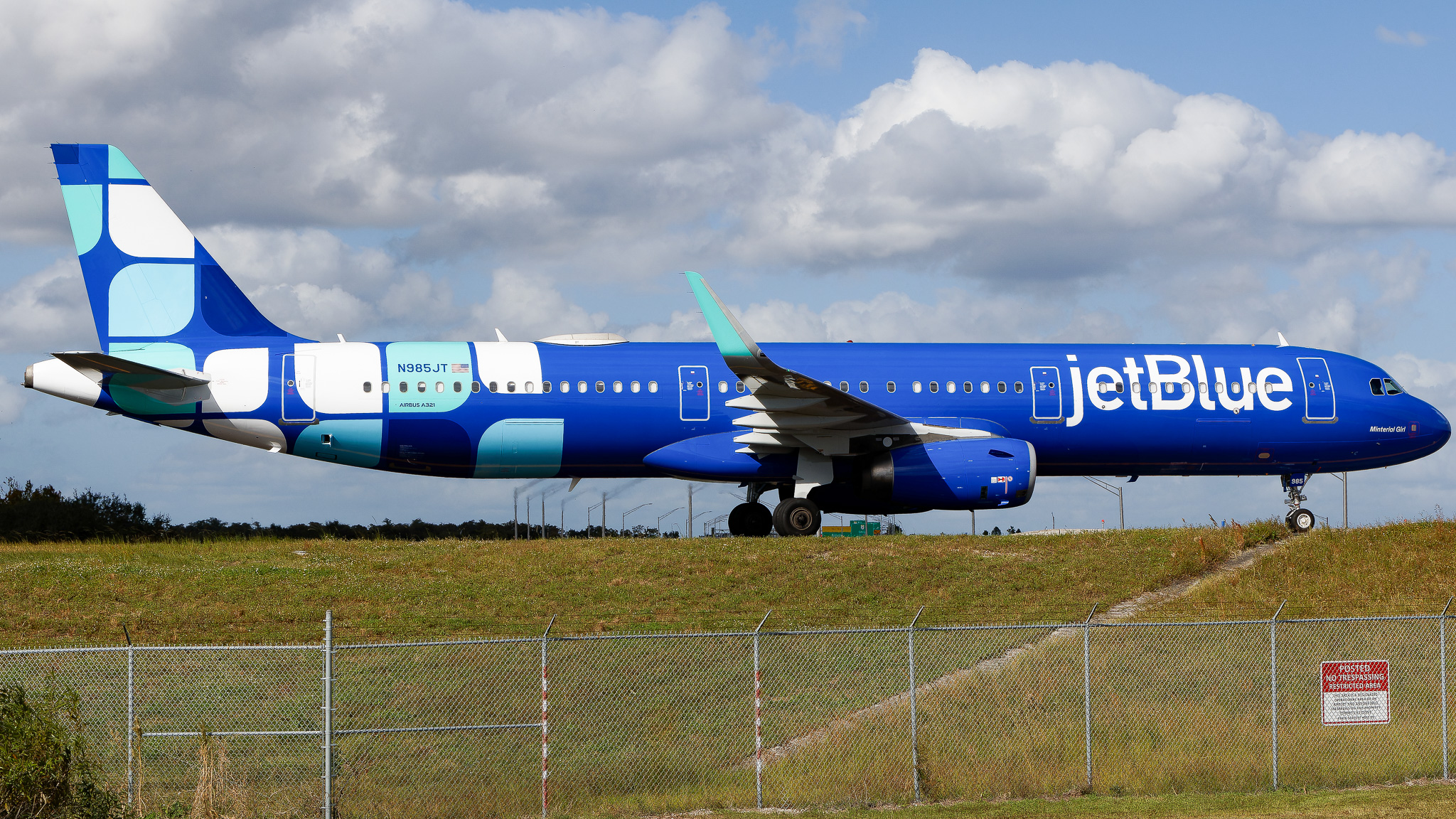 Full size: JetBlue Airways Airbus A321-200 N985JT at Orlando International Airport
