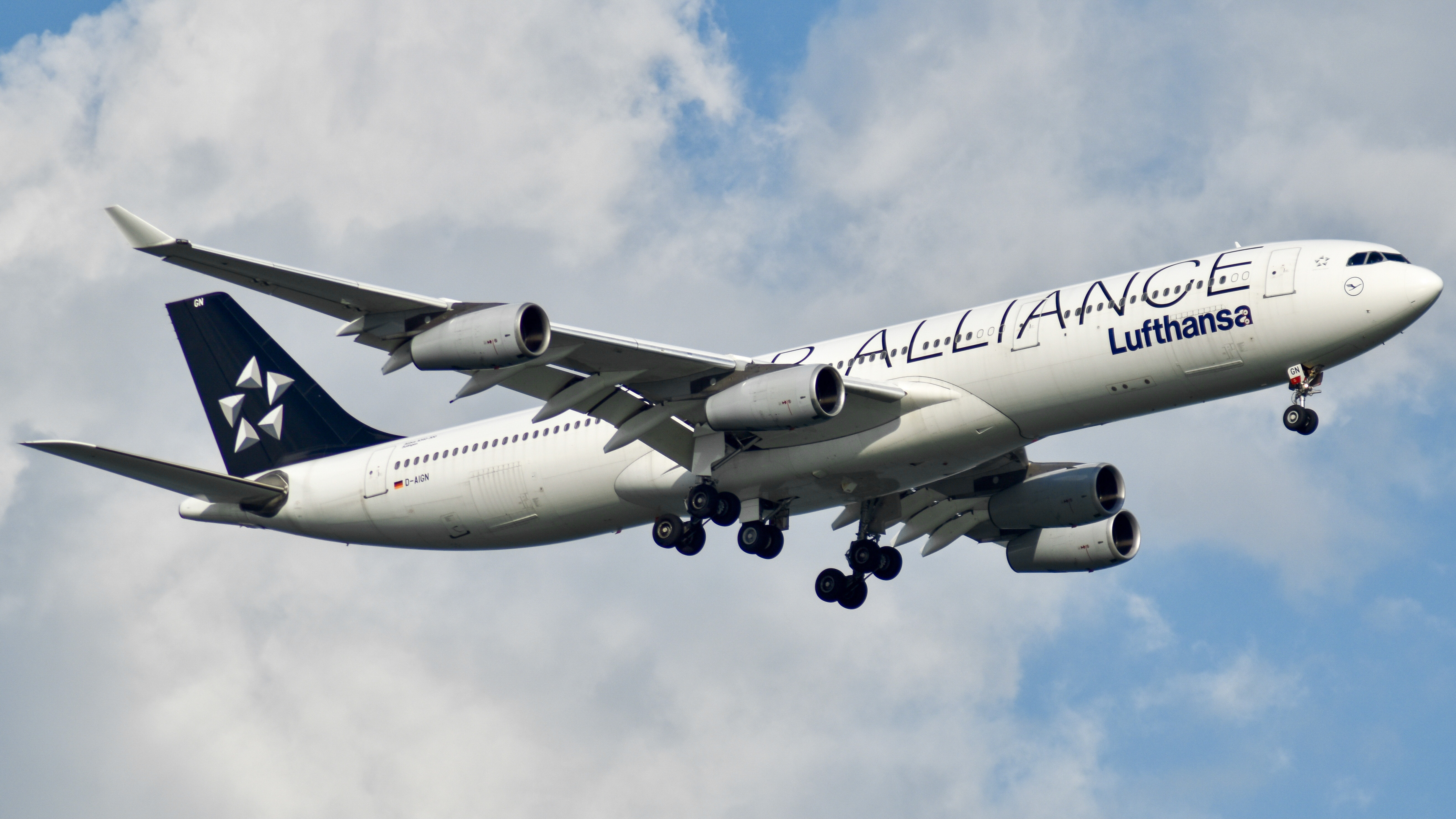 Full size: Lufthansa Airbus A340-300 D-AIGN at Singapore-Changi Airport