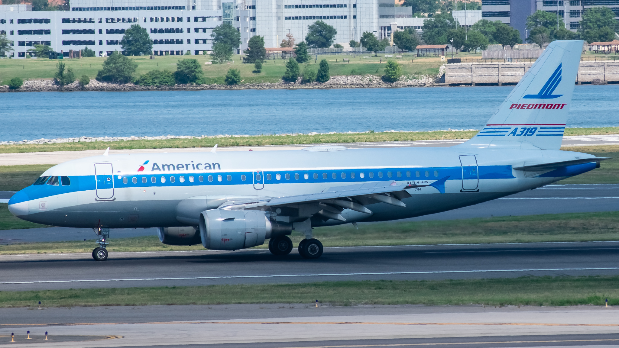 Full size: American Airlines Airbus A319 N744P at Ronald Reagan National Airport