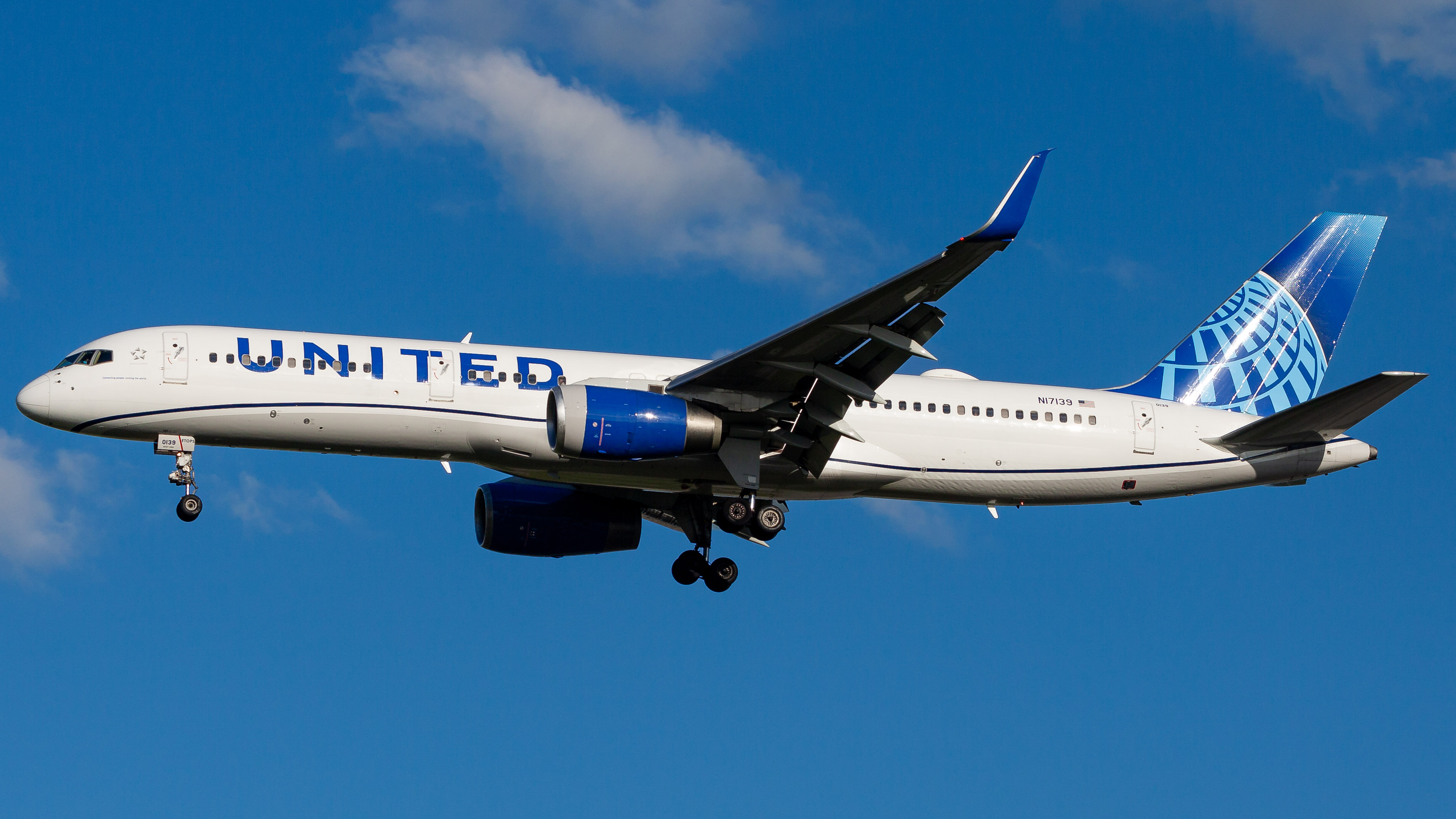 Full size: United Airlines Boeing 757-200 N17139 at Orlando International Airport