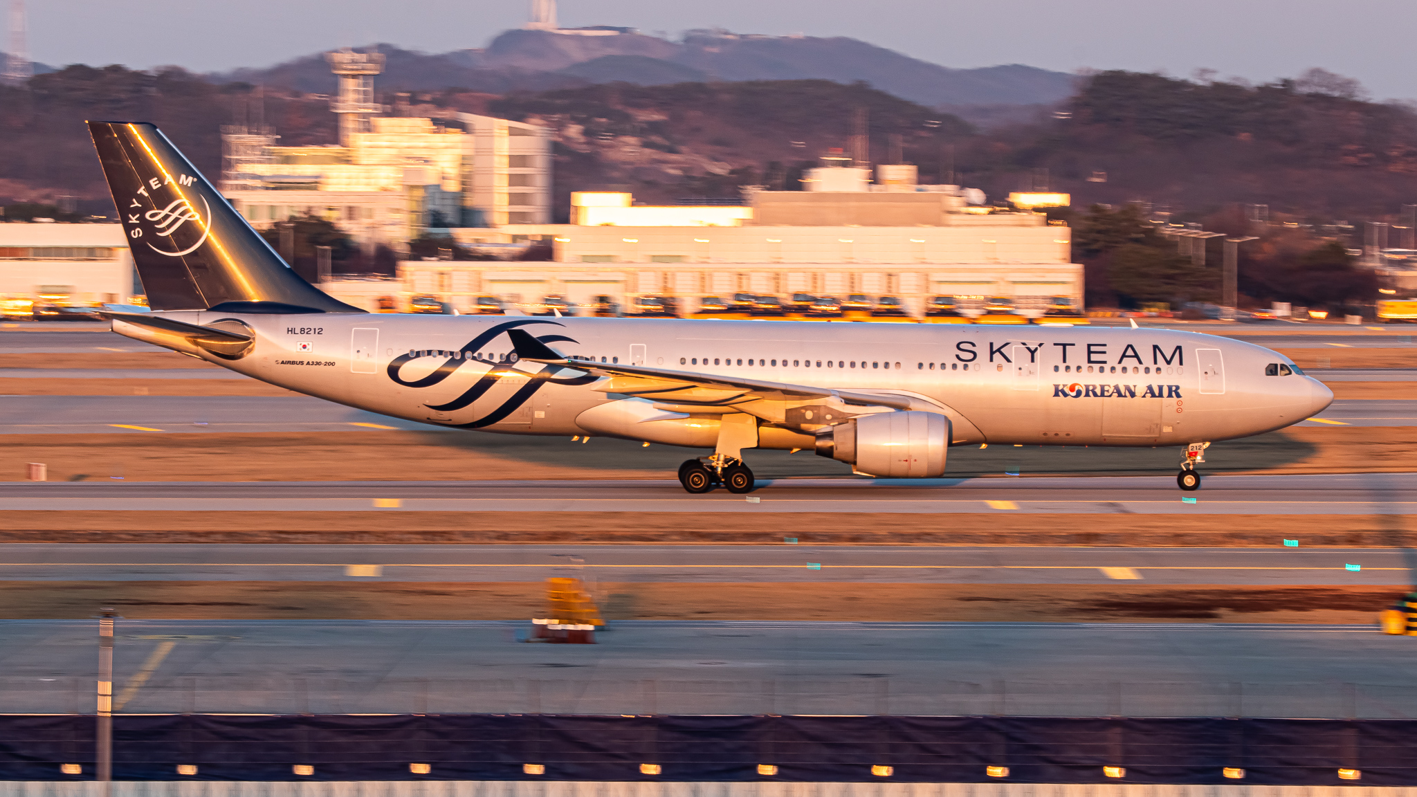 Full size: Korean Air Airbus A330-223 HL8212 at Seoul-Incheon International Airport