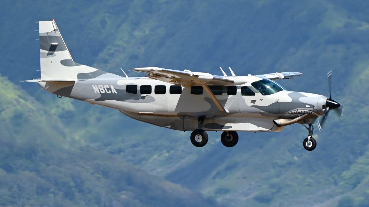 Full size: Kamaka Air Cessna 208 Grand Caravan N8CA at Kahului Airport