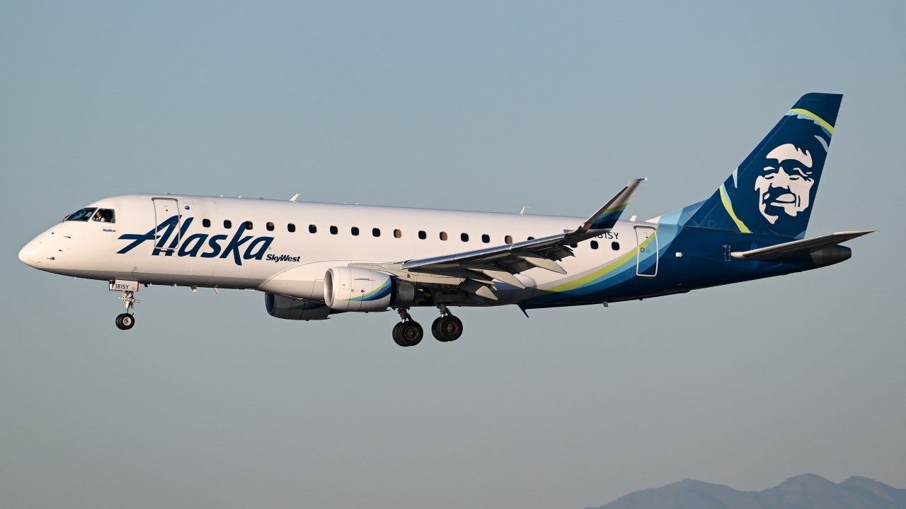 Full size: Alaska Airlines Embraer E175 N181SY at Los Angeles International Airport