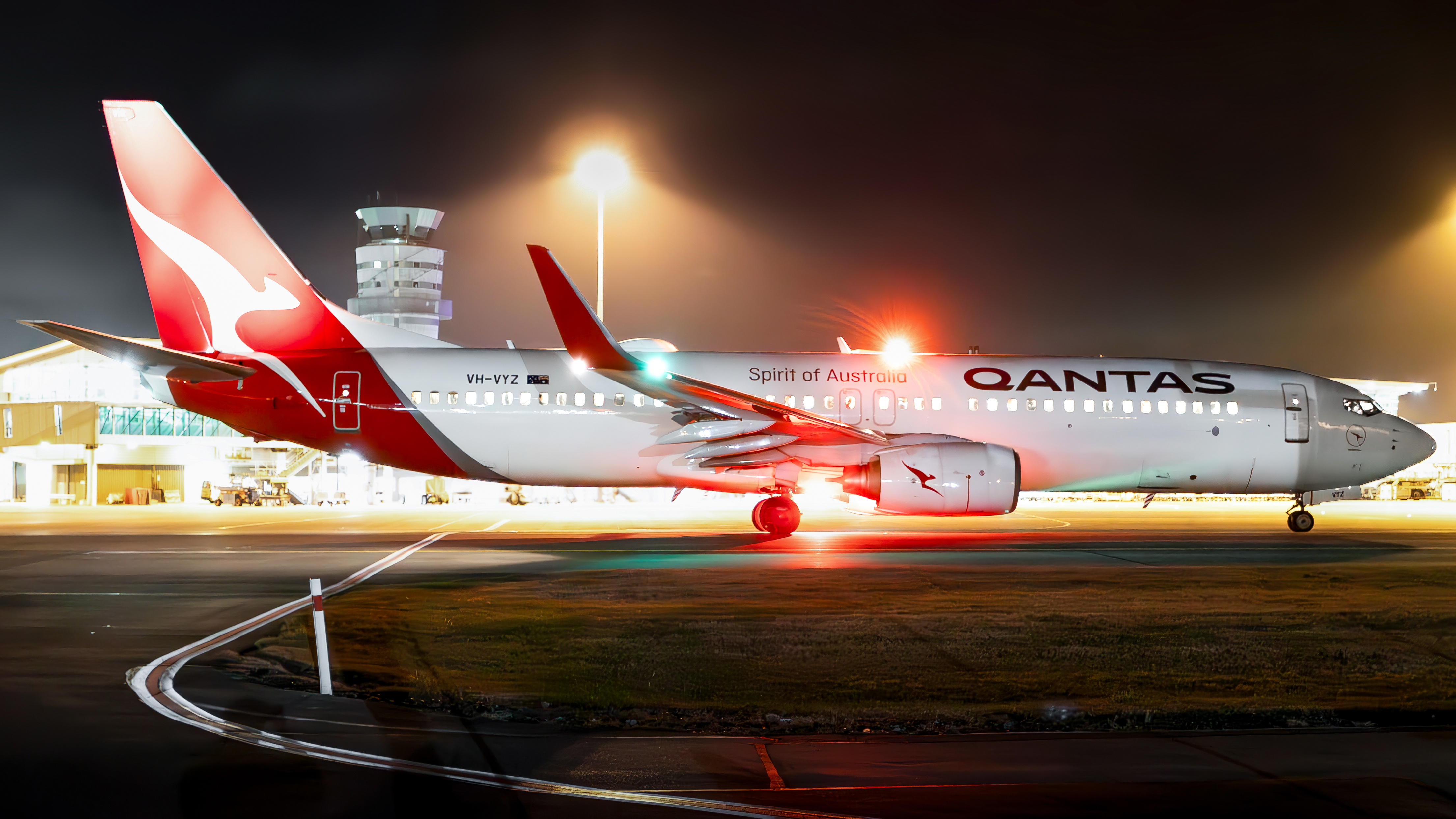 Full size: Qantas Airways Boeing 737-800 VH-VYZ at Christchurch International Airport