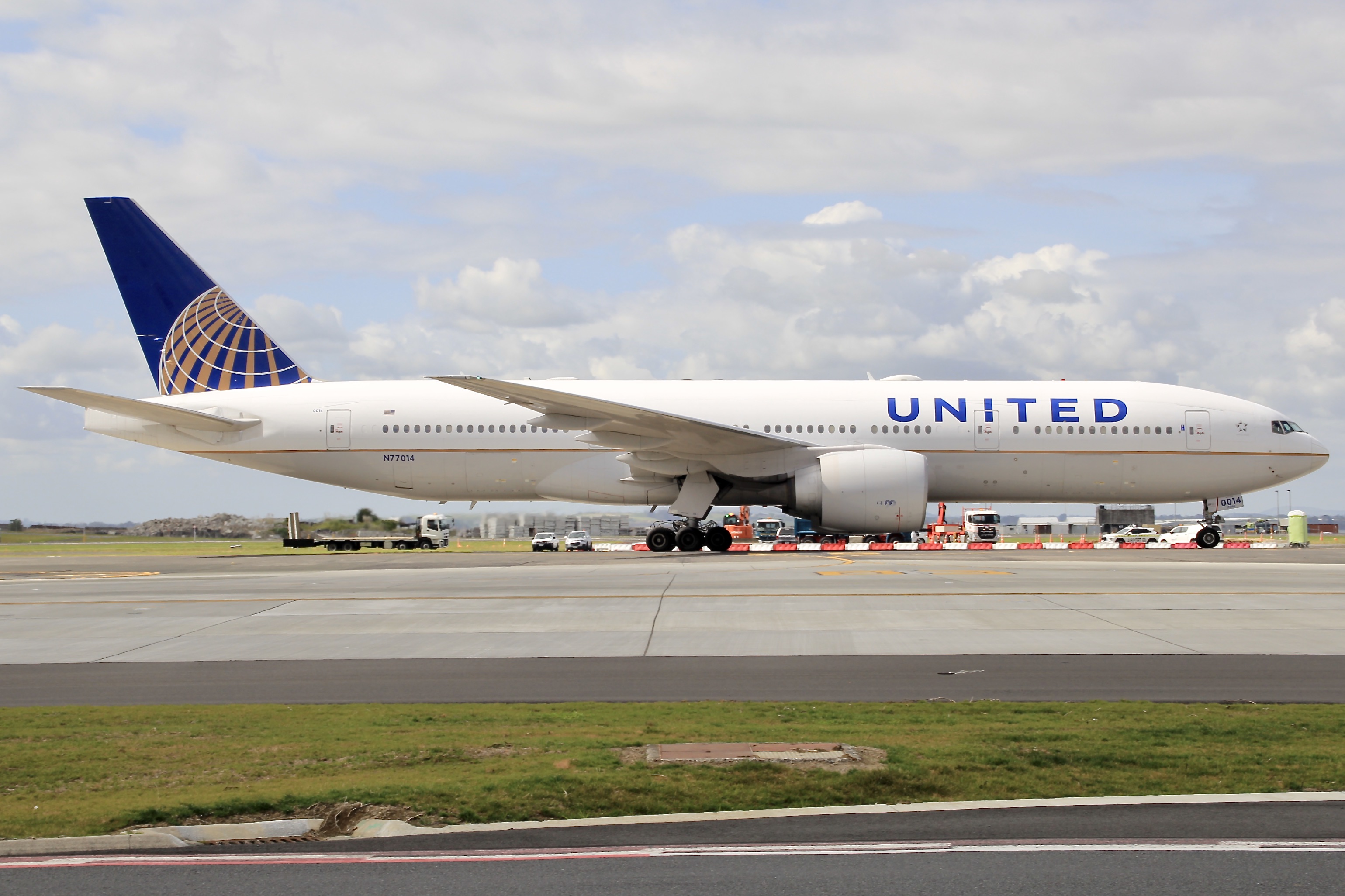 Full size: United Airlines Boeing 777-200ER N77014 at Auckland International Airport