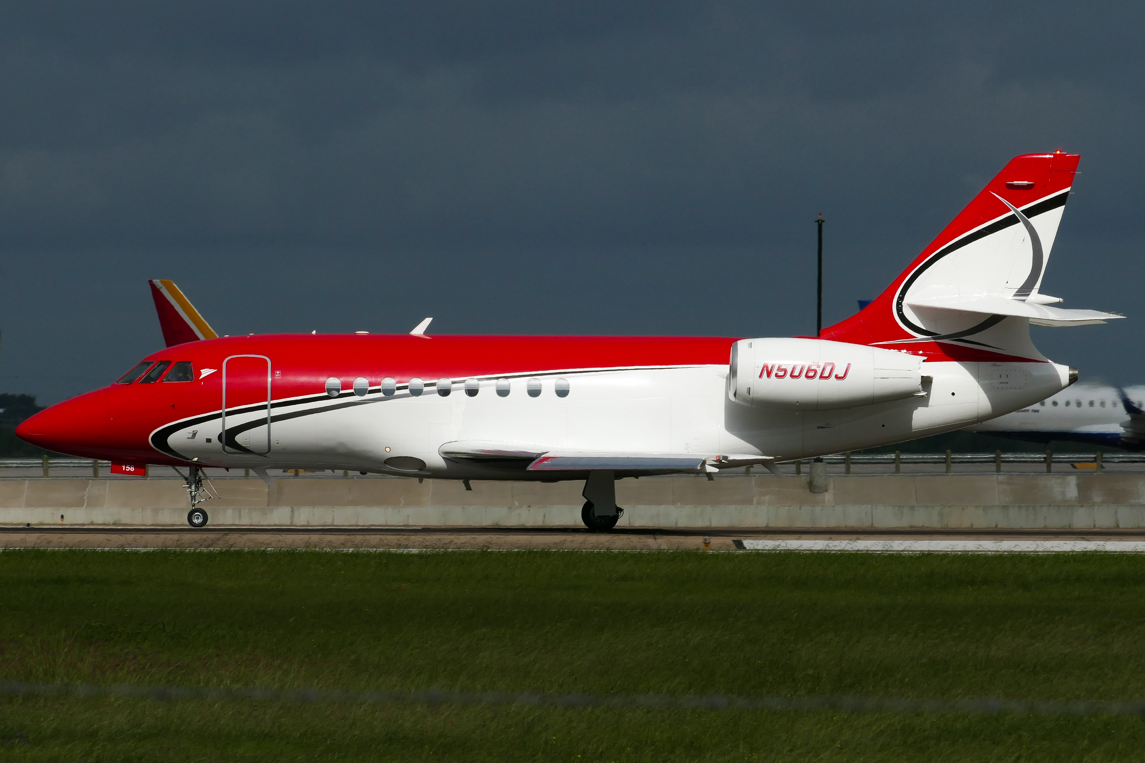 Full size: PRIVATE Dassault Falcon 2000 N506DJ at Austin-Bergstrom International Airport