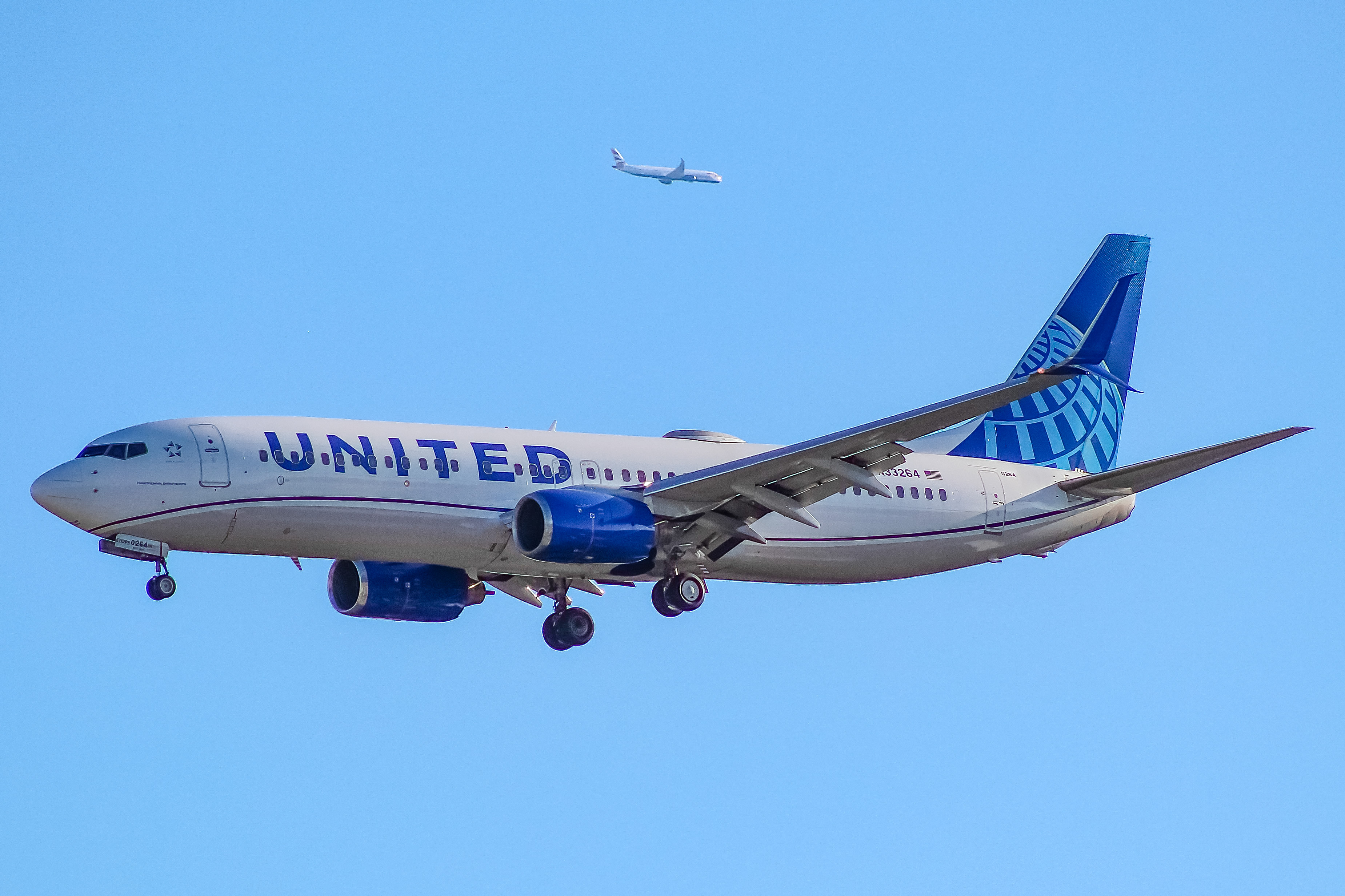 Full size: United Airlines Boeing 737-800 N33264 at Chicago O'Hare International Airport
