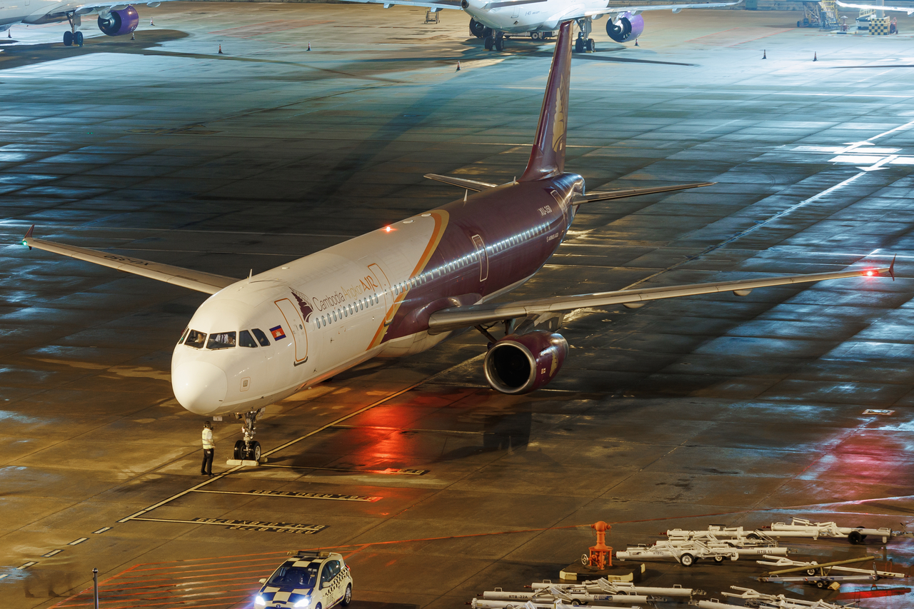 Full size: Cambodia Angkor Air Airbus A321-200 XU-350 at Macau International Airport