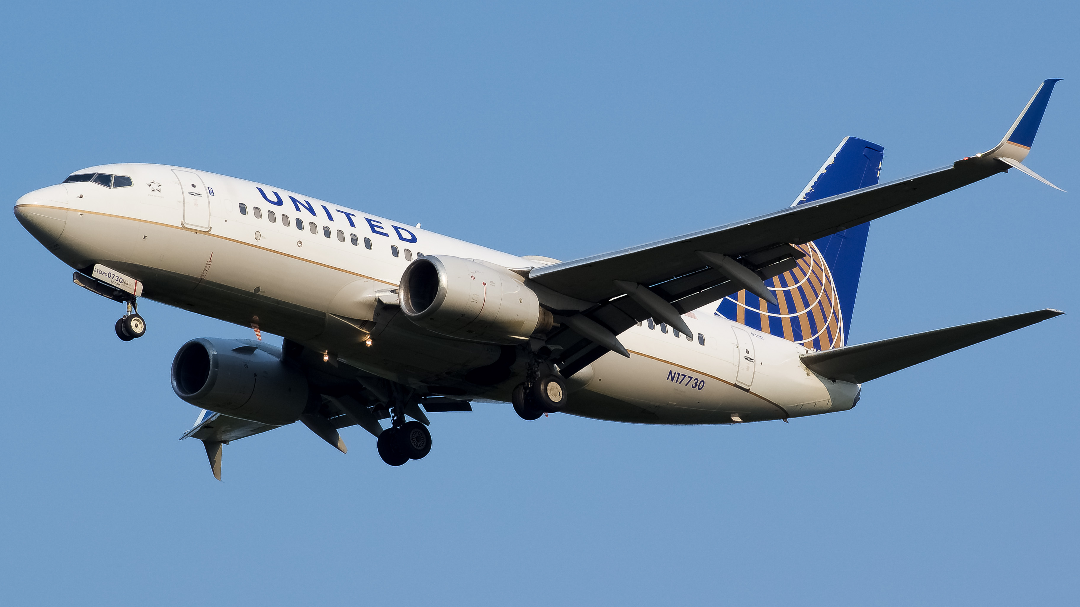 Full size: United Airlines Boeing 737-700 N17730 at Washington Dulles International Airport