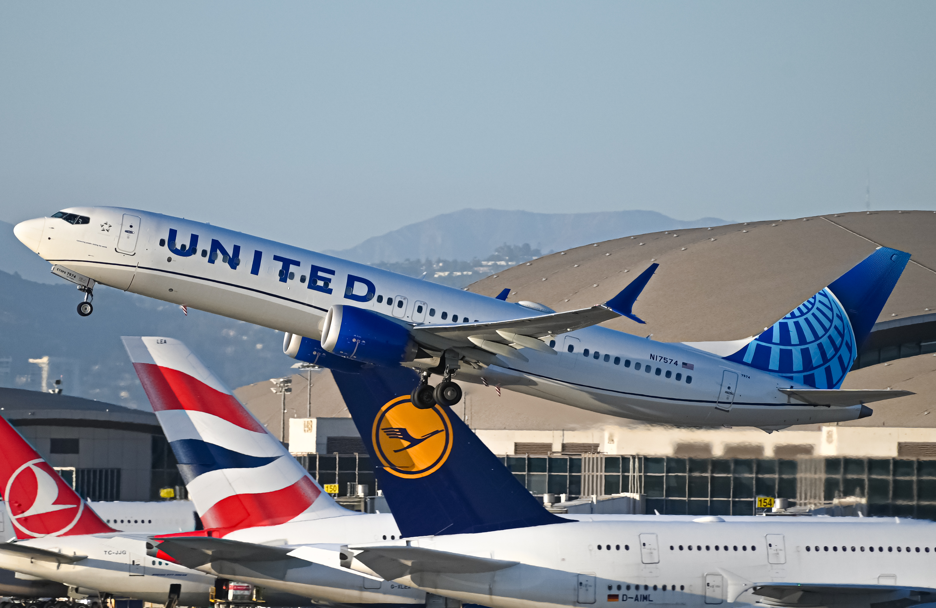 Full size: United Airlines Boeing 737 MAX 9 N17574 at Los Angeles International Airport