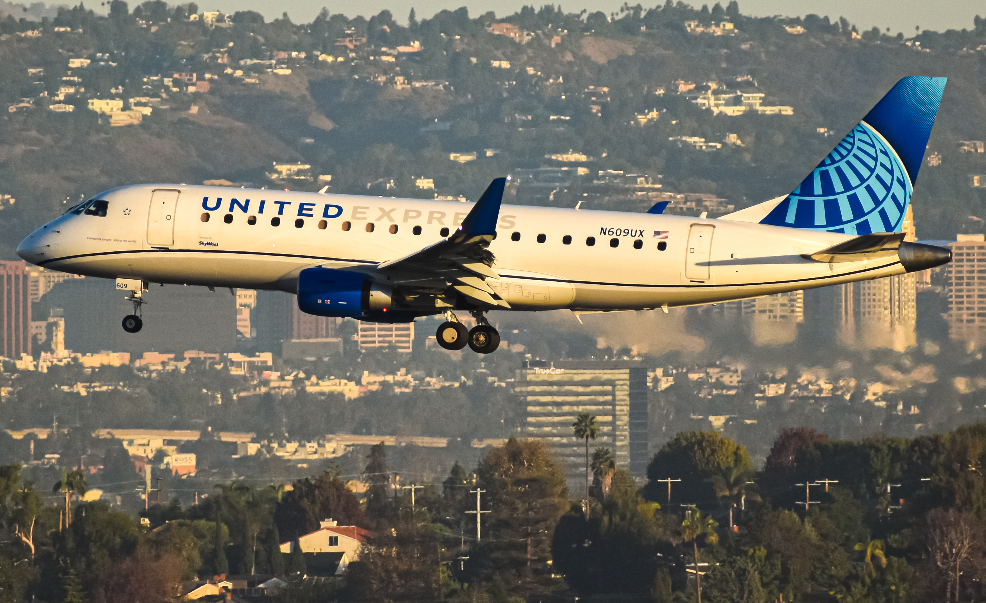 Full size: United Express Embraer E175 N609UX at Los Angeles International Airport