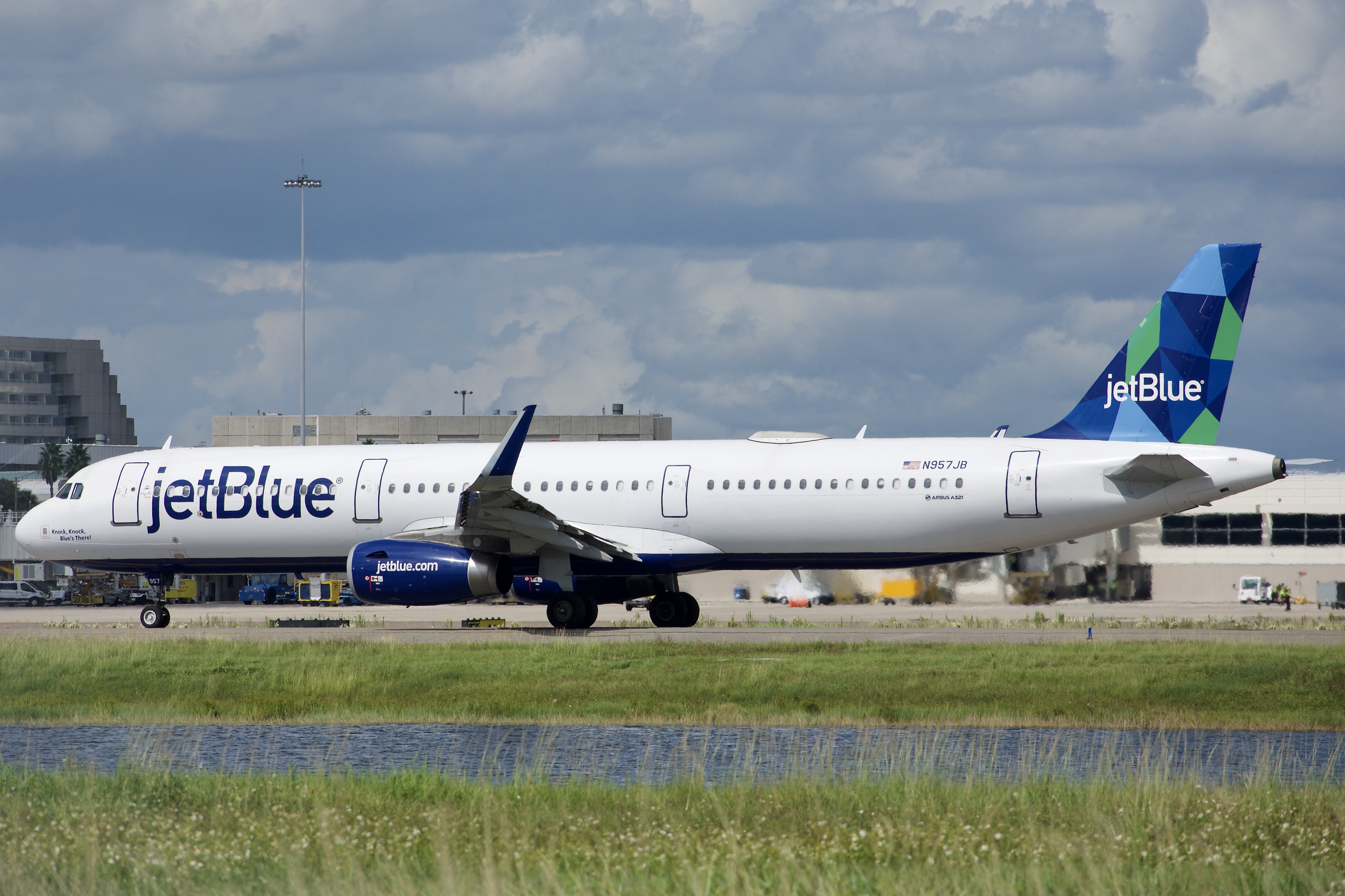 Full size: JetBlue Airways Airbus A321-200 N957JB at Orlando International Airport