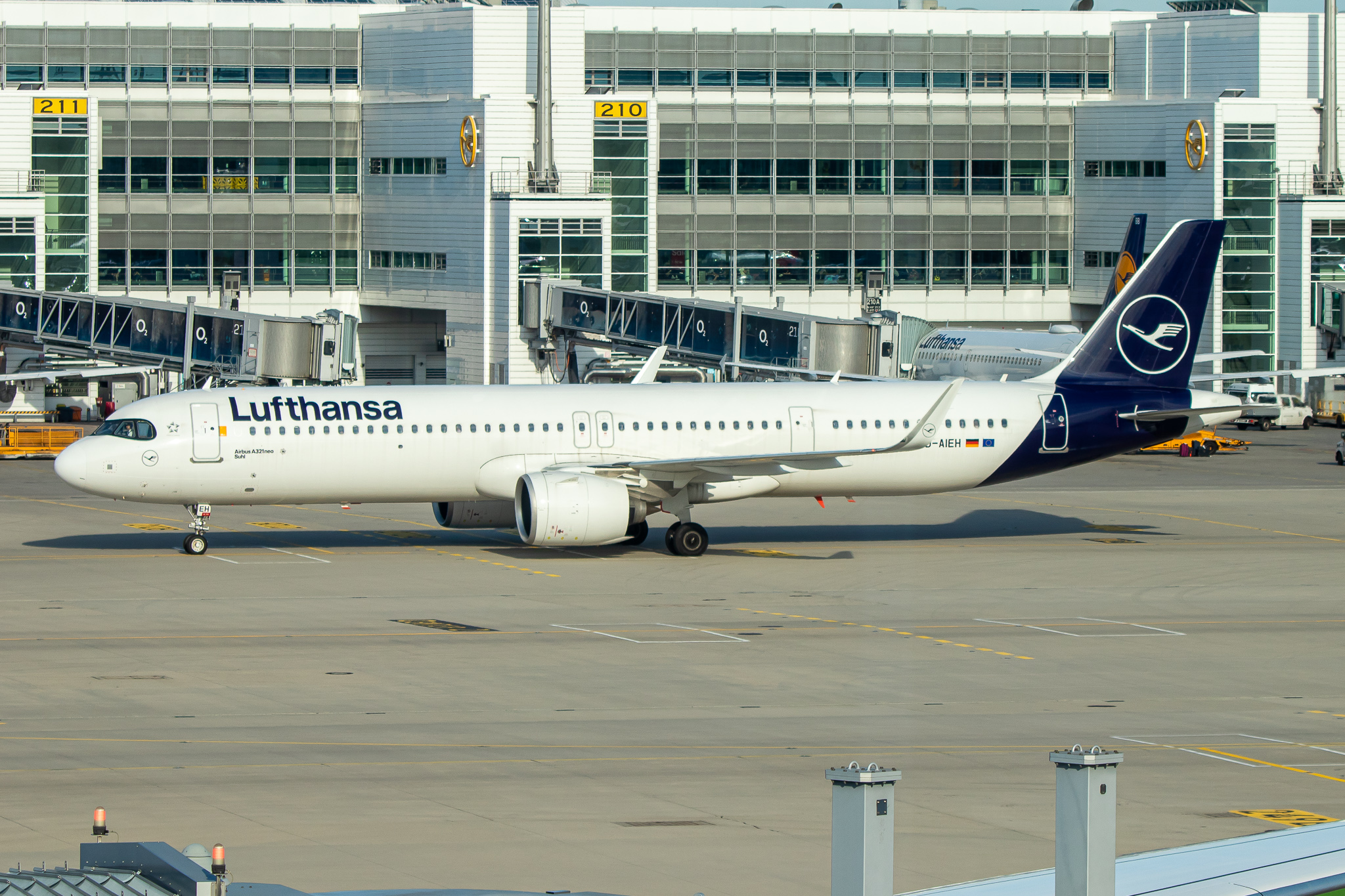 Full size: Lufthansa Airbus A321NEO D-AIEH at Munich International Airport