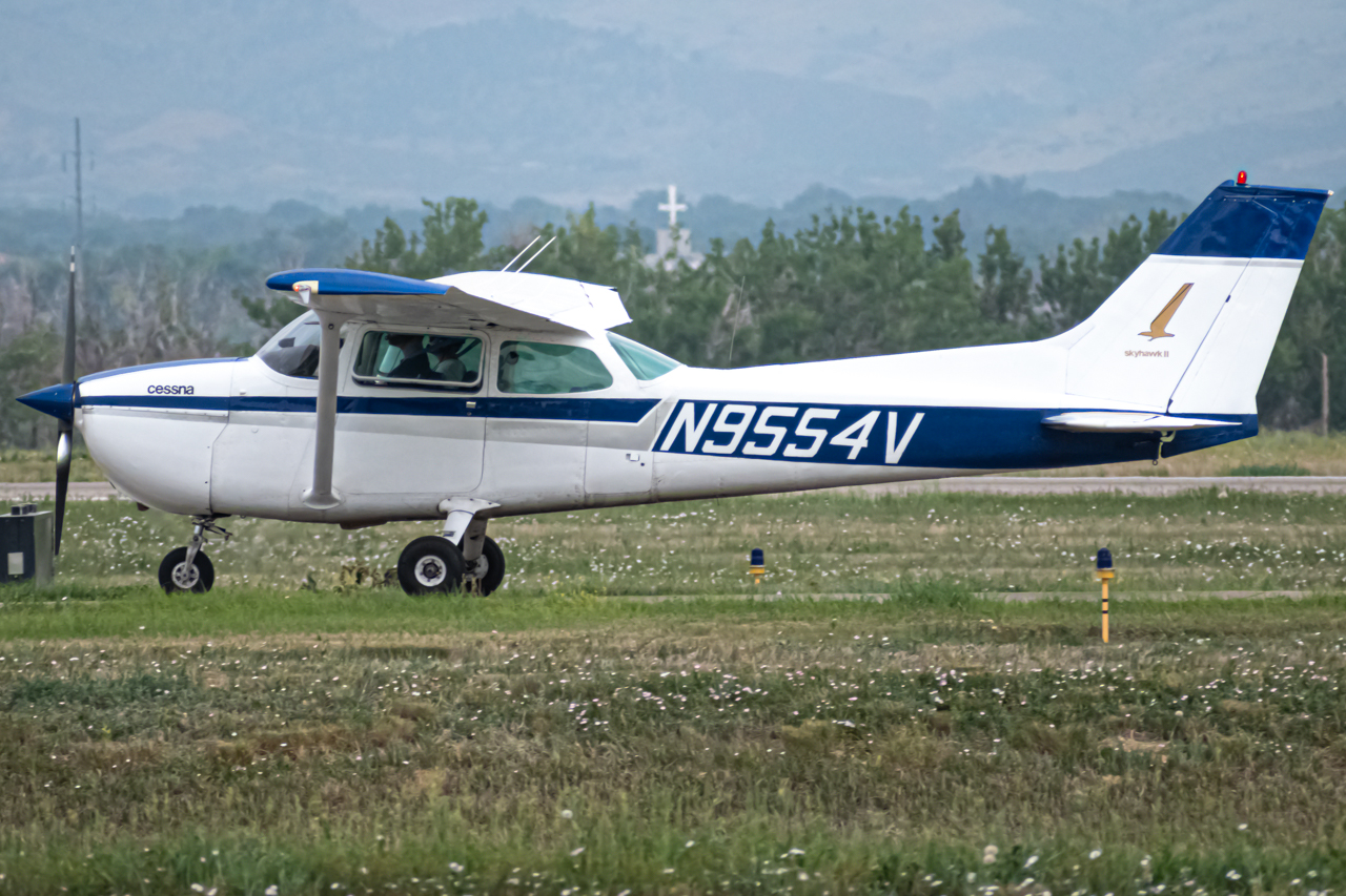 Full size: PRIVATE Cessna 172 N9554V at Northern Colorado Regional Airport