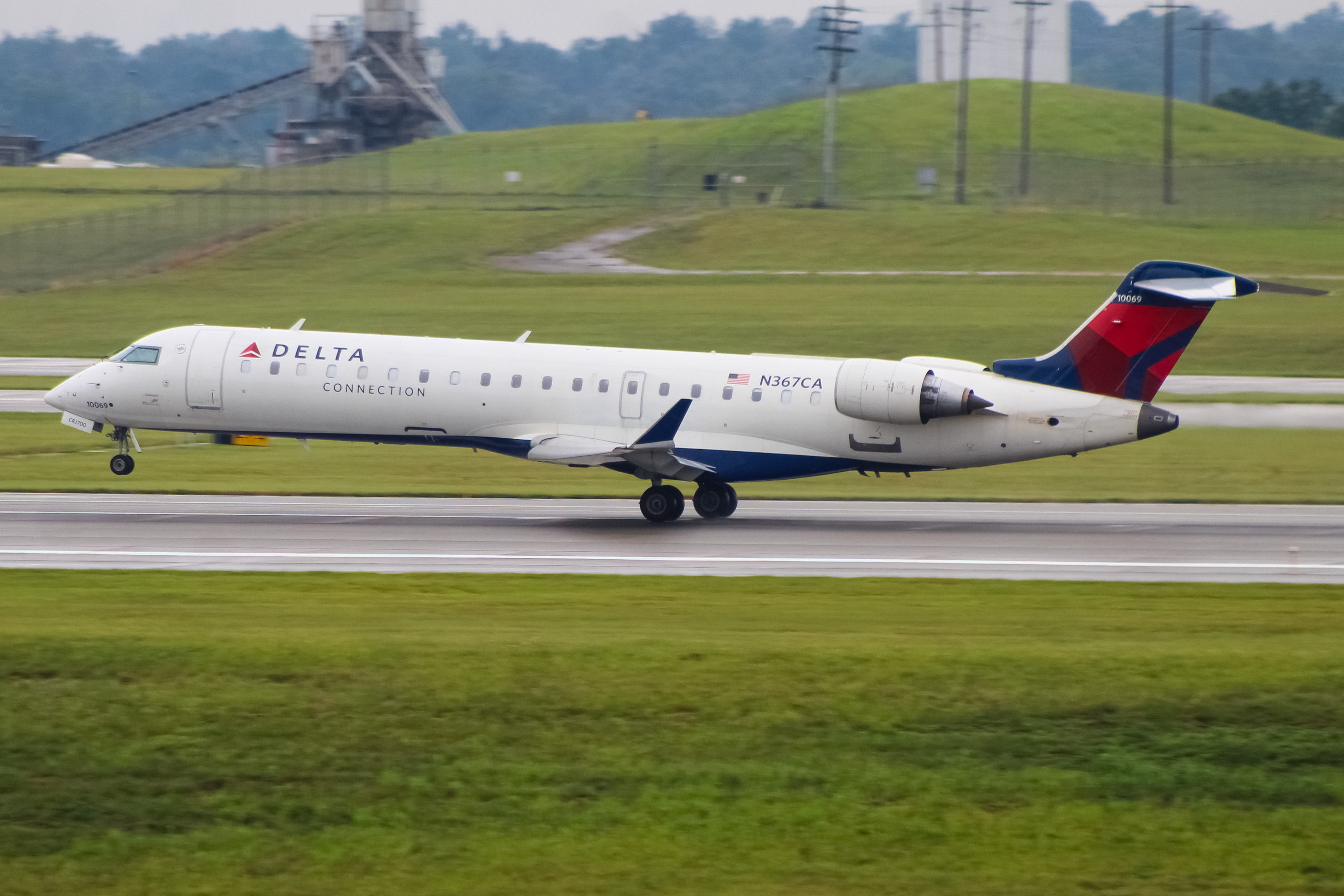 Full size: Delta Connection Mitsubishi CRJ-700 N367CA at Cincinnati/Northern Kentucky International Airport