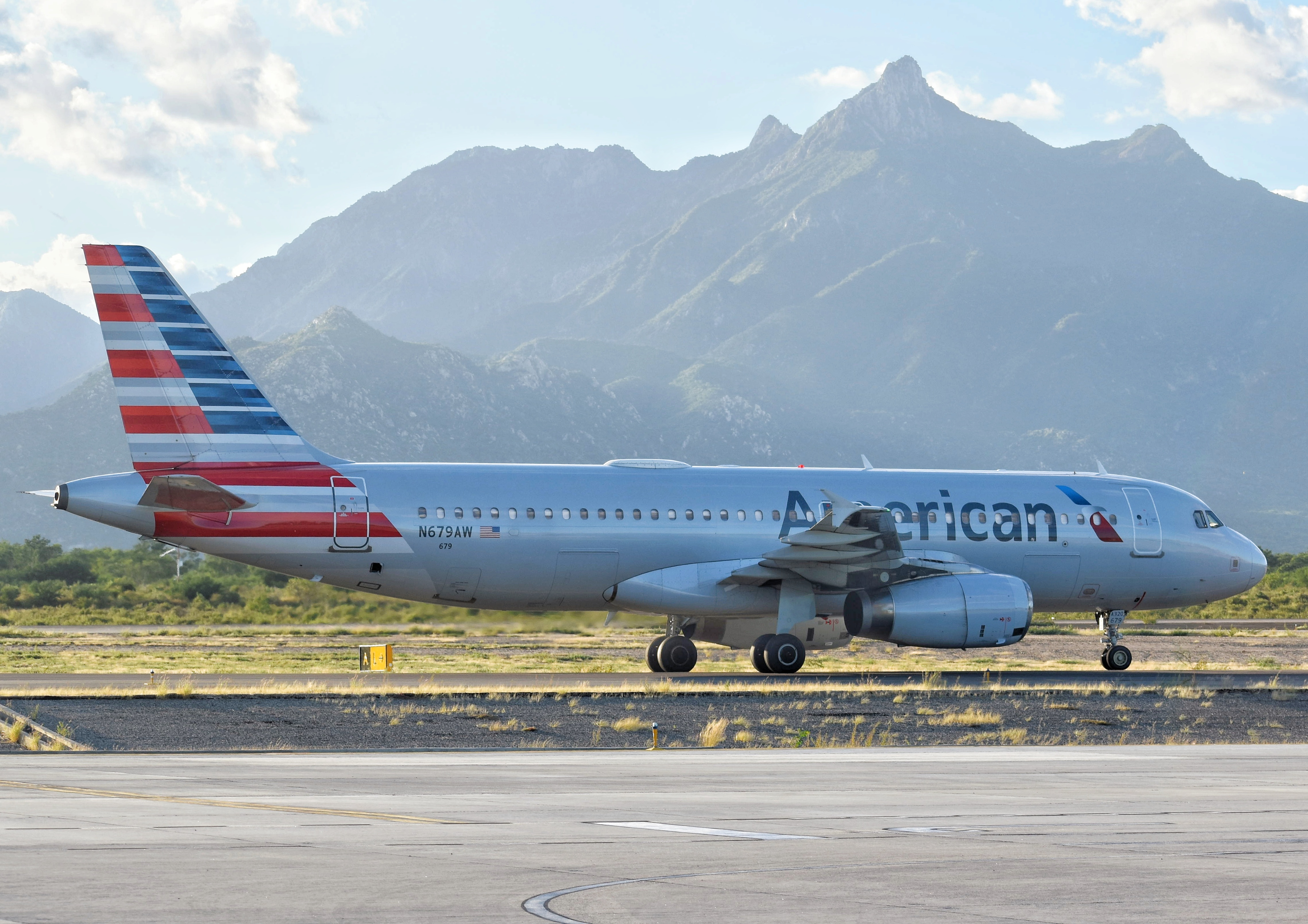 Full size: American Airlines Airbus A320 N679AW at San Jose del Cabo Los Cabos International Airport