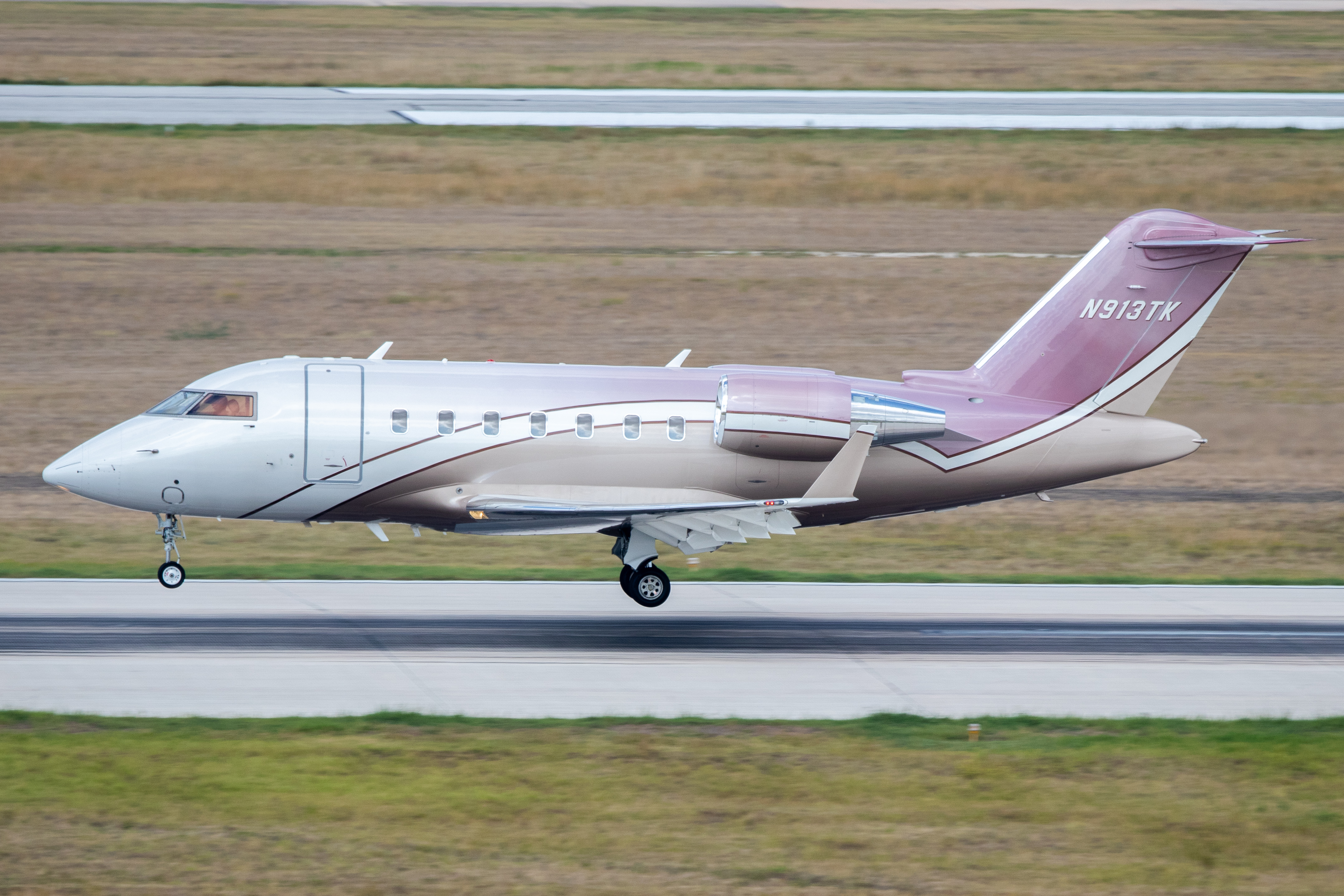 Full size: PRIVATE Bombardier Challenger 600 N913TK at San Antonio International Airport