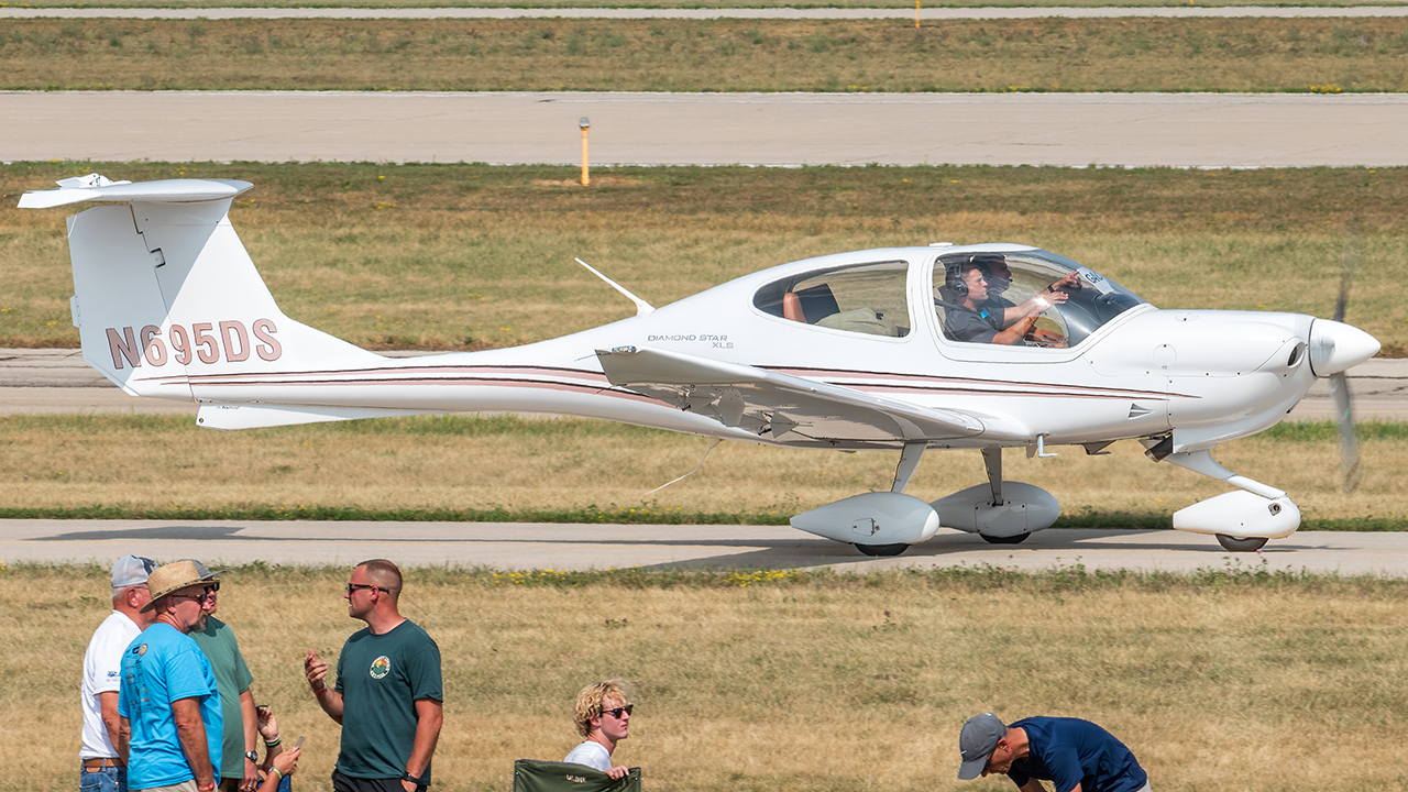 Full size: PRIVATE Diamond DA-40 N695DS at Wittman Regional Airport