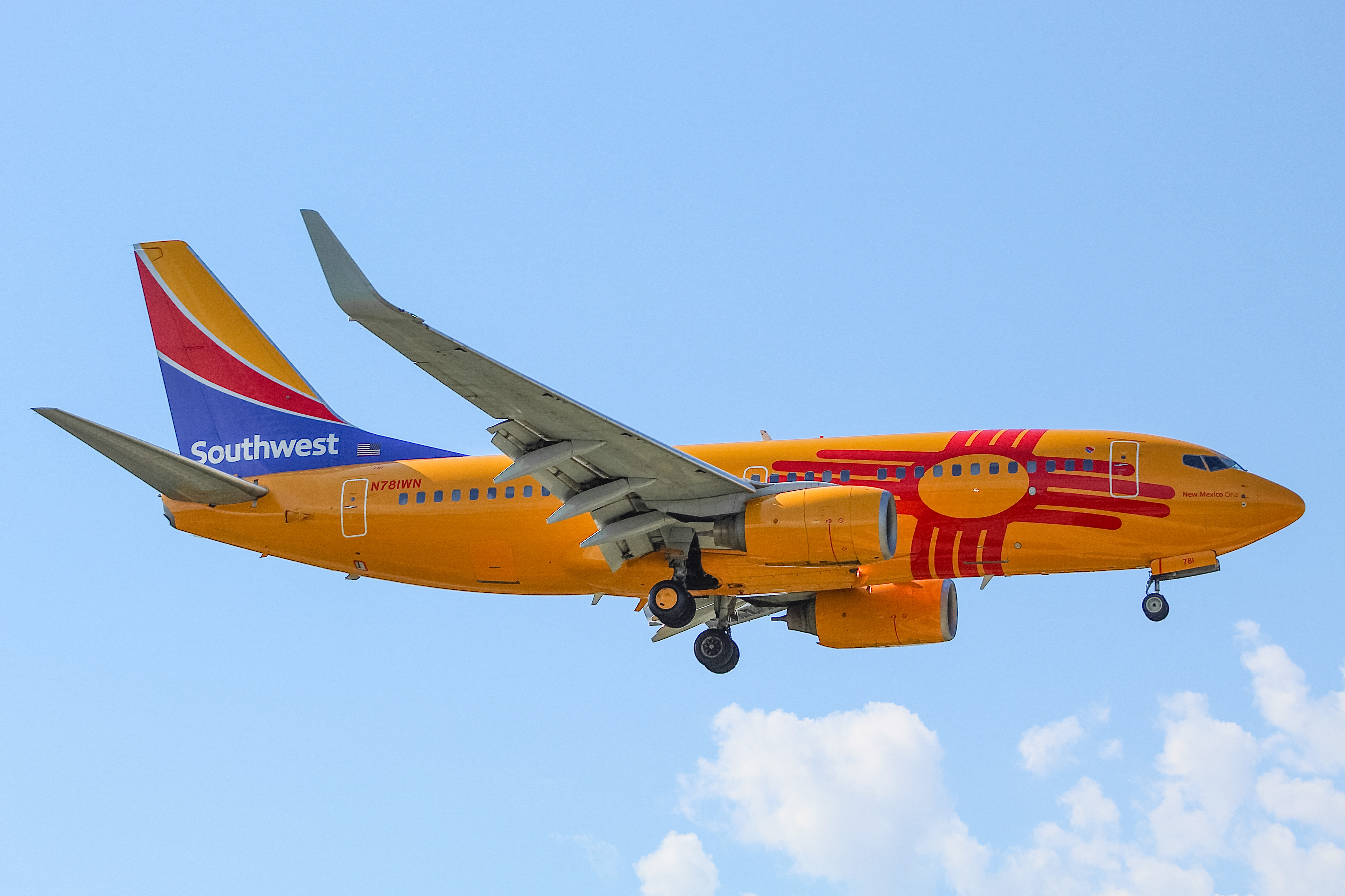 Full size: Southwest Airlines Boeing 737-700 N781WN at General Mitchell International Airport