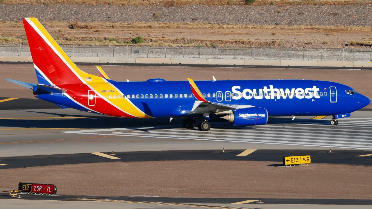 Full size: Southwest Airlines Boeing 737-800 N8609A at Phoenix Sky Harbor International Airport