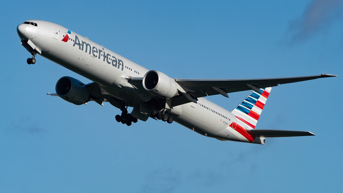 Full size: American Airlines Boeing 777-300ER N733AR at London Heathrow International Airport