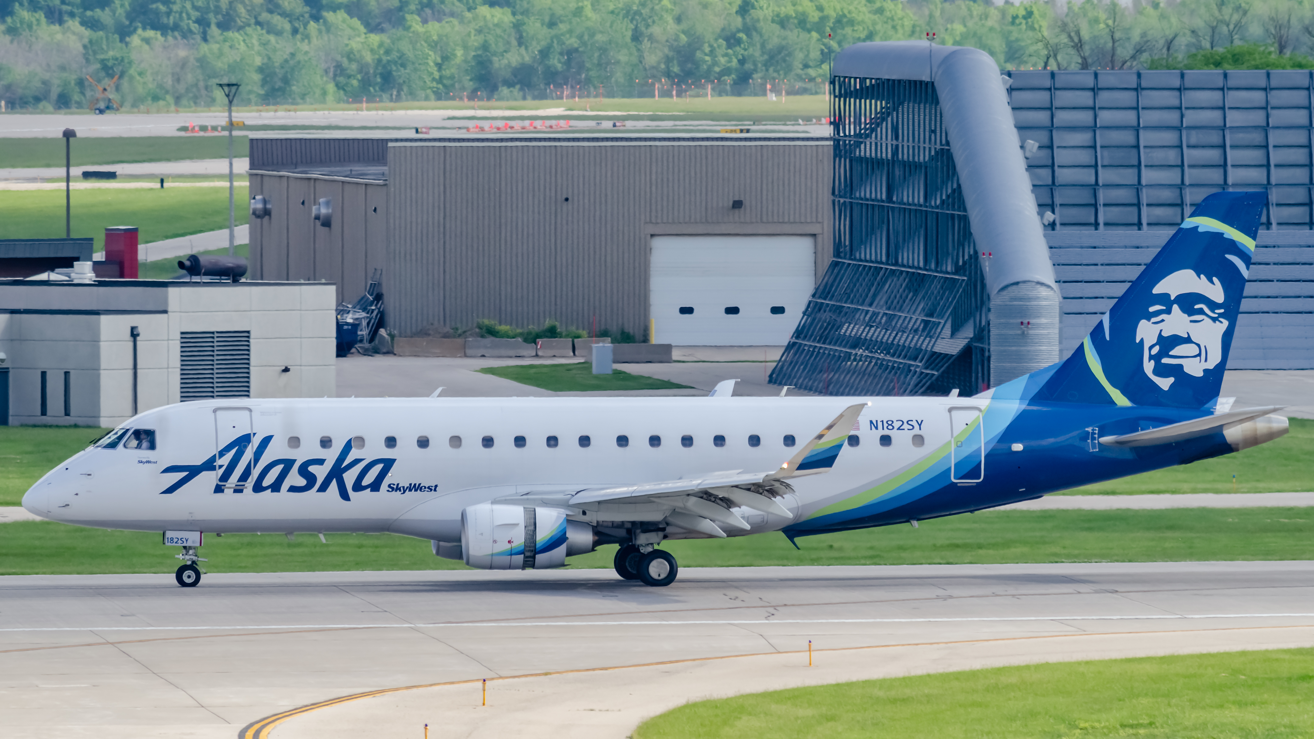 Full size: Alaska Airlines Embraer E175 N182SY at General Mitchell International Airport