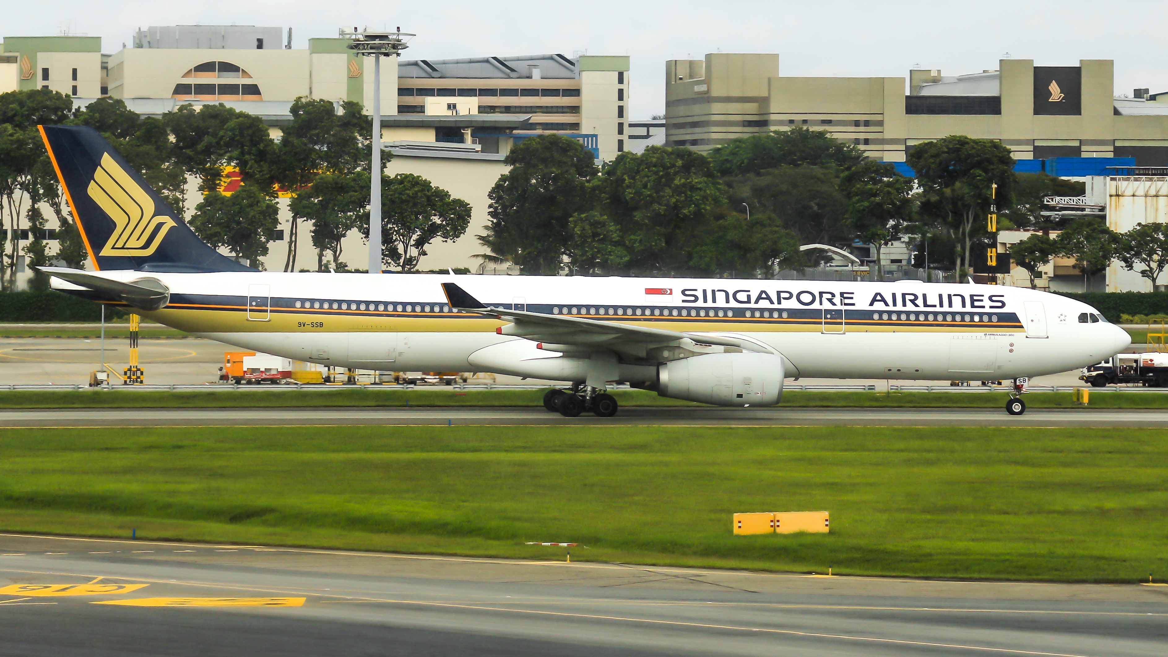Full size: Singapore Airlines Airbus A330-300 9V-SSB at Singapore-Changi Airport