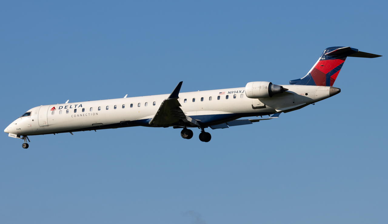 Full size: Delta Connection Mitsubishi CRJ-900 N914XJ at Pittsburgh International Airport
