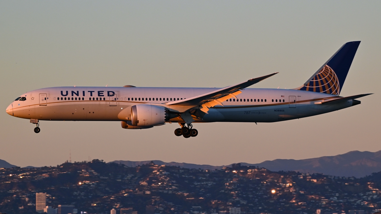 Full size: United Airlines Boeing 787-9 N38955 at Los Angeles International Airport
