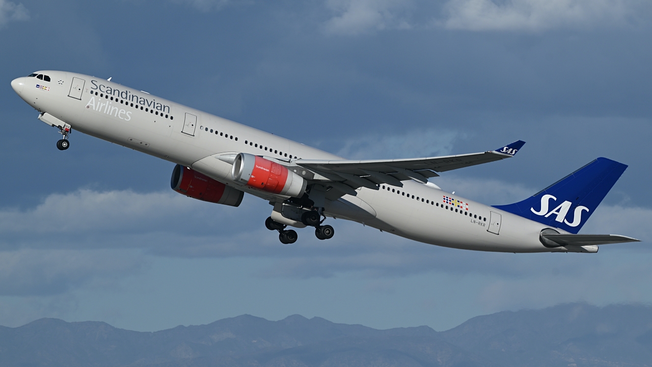 Full size: Scandinavian Airlines Airbus A330-300 LN-RKR at Los Angeles International Airport