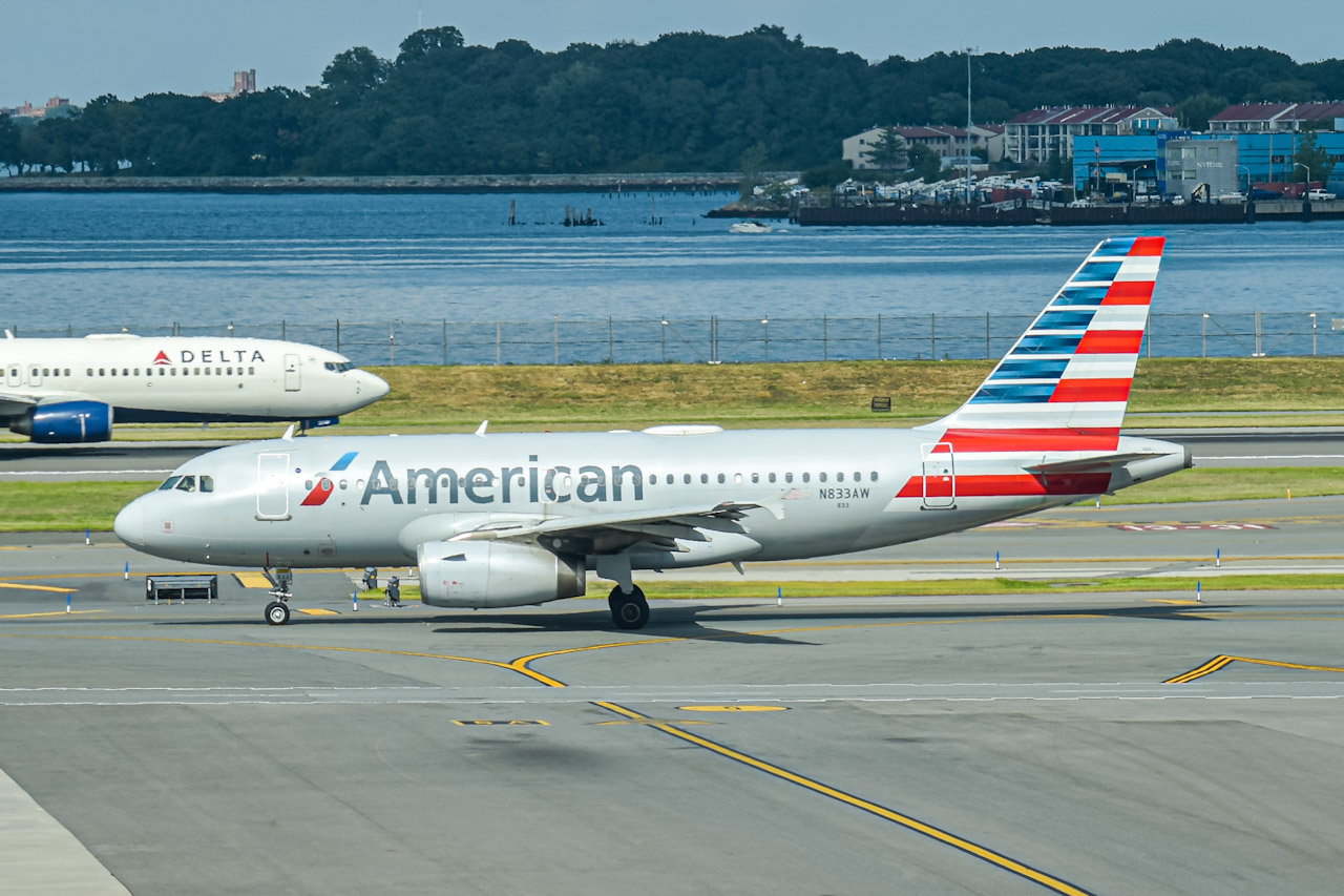 Full size: American Airlines Airbus A319 N833AW at LaGuardia Airport