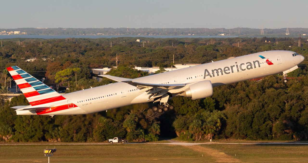 Full size: American Airlines Boeing 777-300ER N717AN  at Tampa International Airport