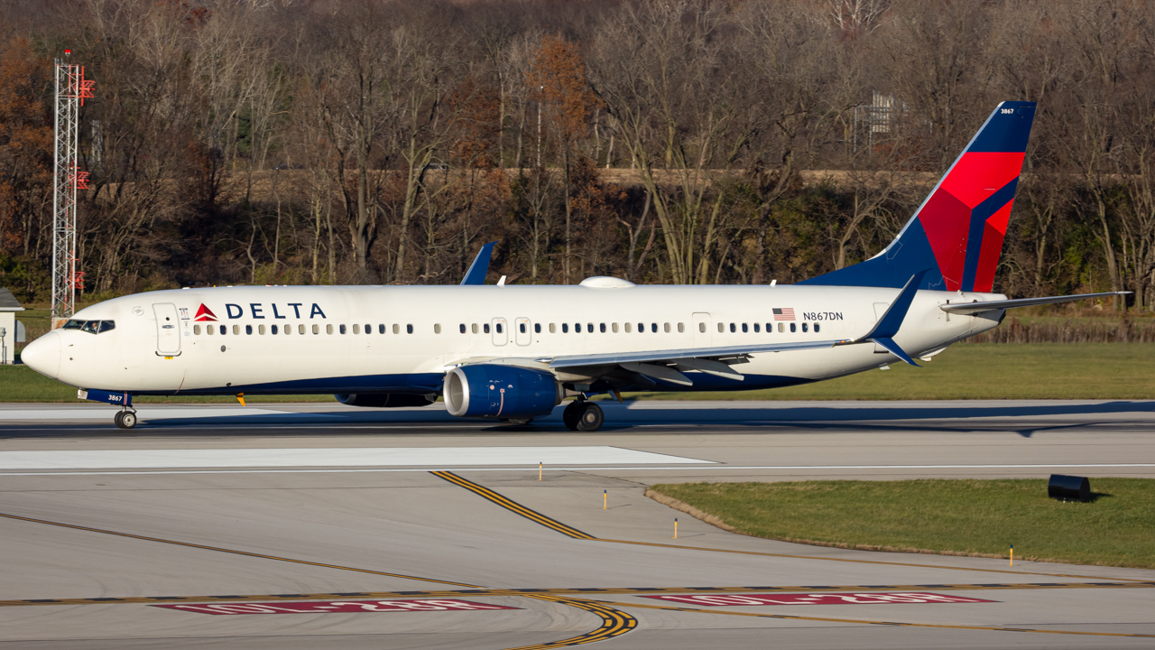 Full size: Delta Airlines Boeing 737-900ER N867DN at John Glenn Columbus International Airport