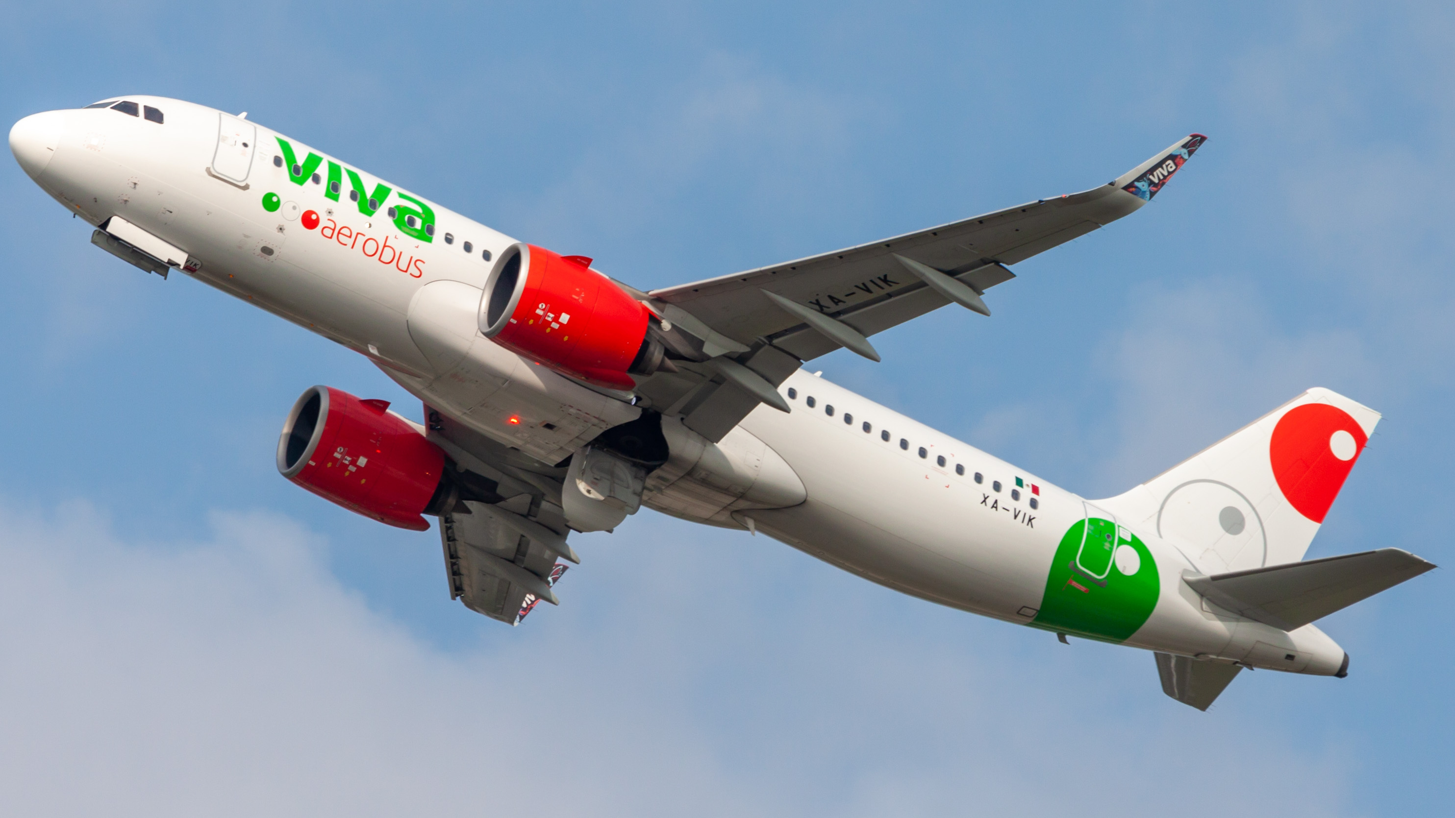 Full size: VivaAerobus Airbus A320NEO XA-VIK at Houston-George Bush Intercontinental Airport