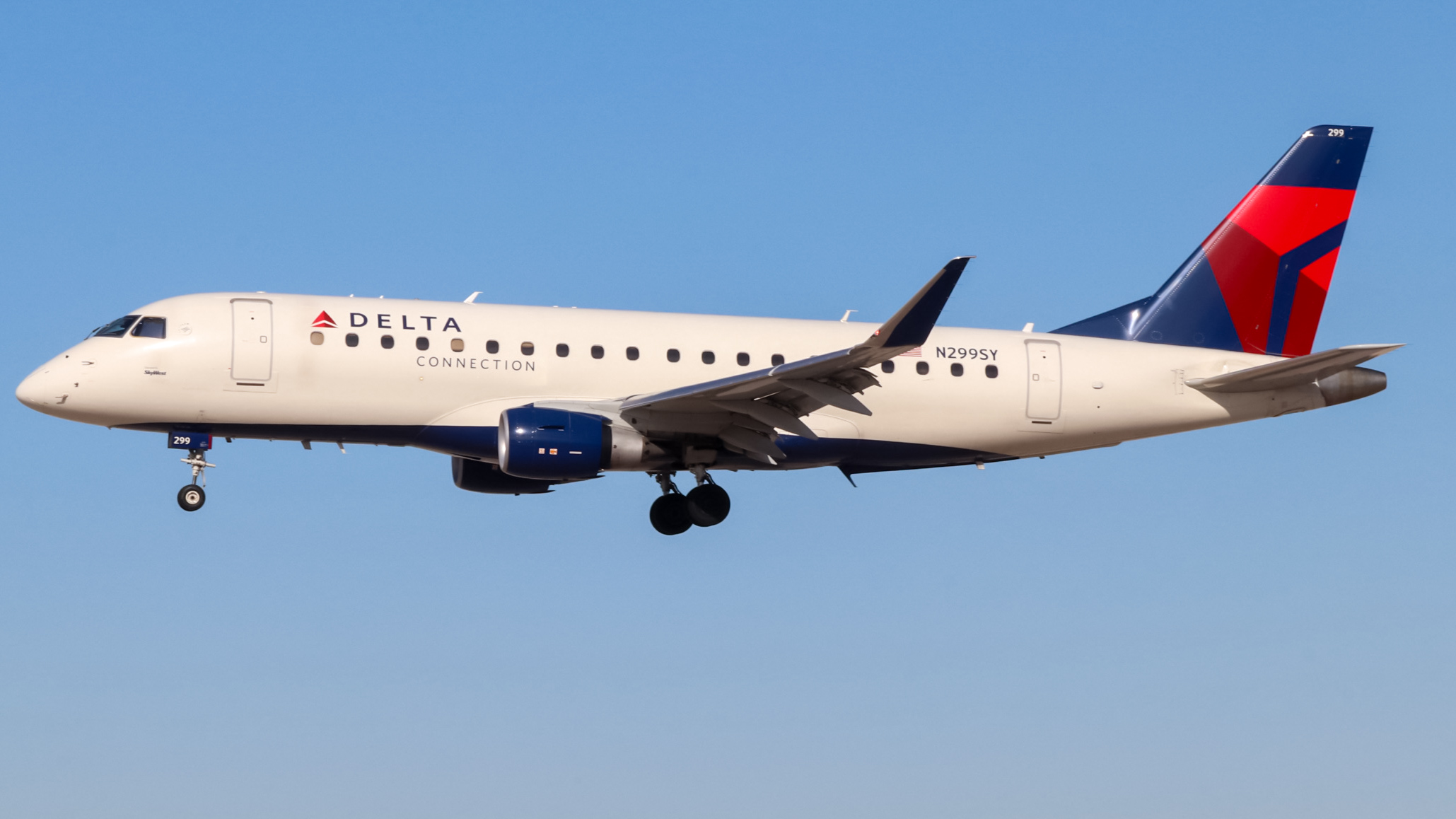 Full size: Delta Connection Embraer E175 N299SY at Harry Reid International Airport