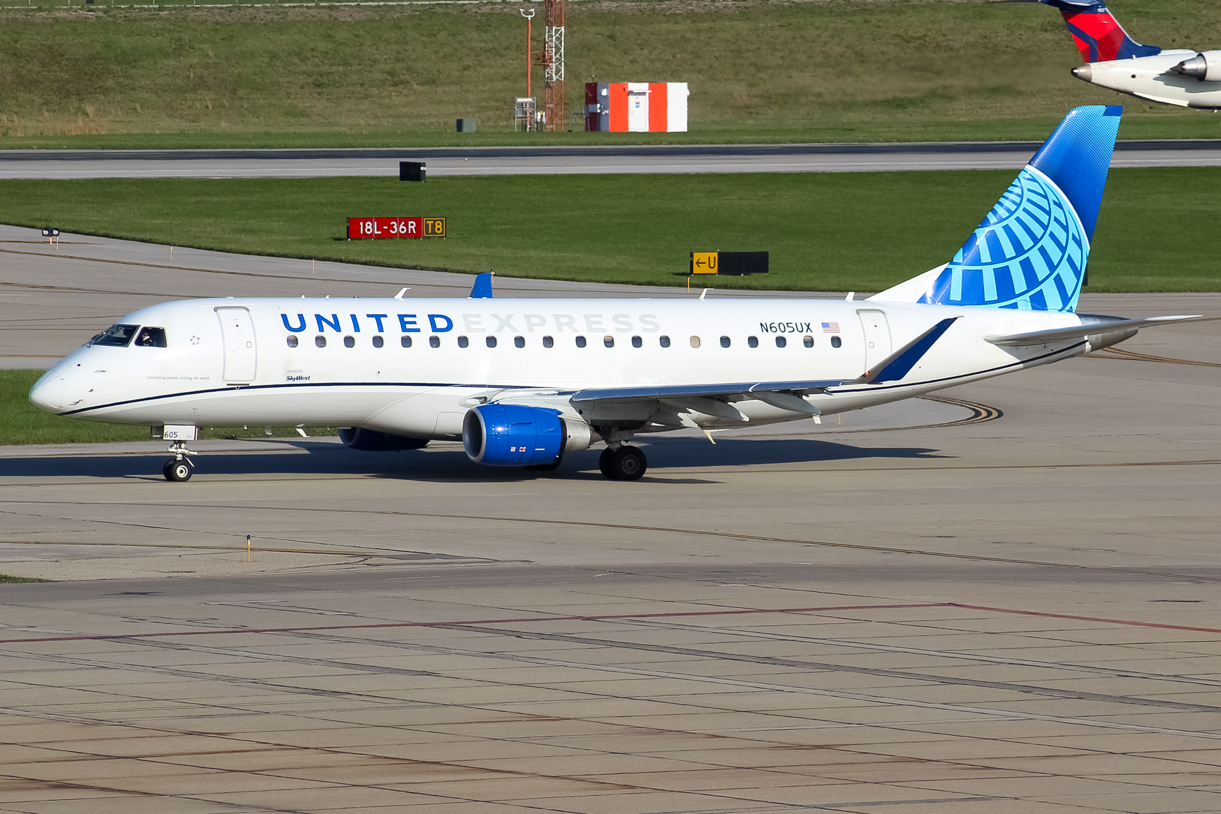 Full size: United Express Embraer E175 N605UX at Cincinnati/Northern Kentucky International Airport
