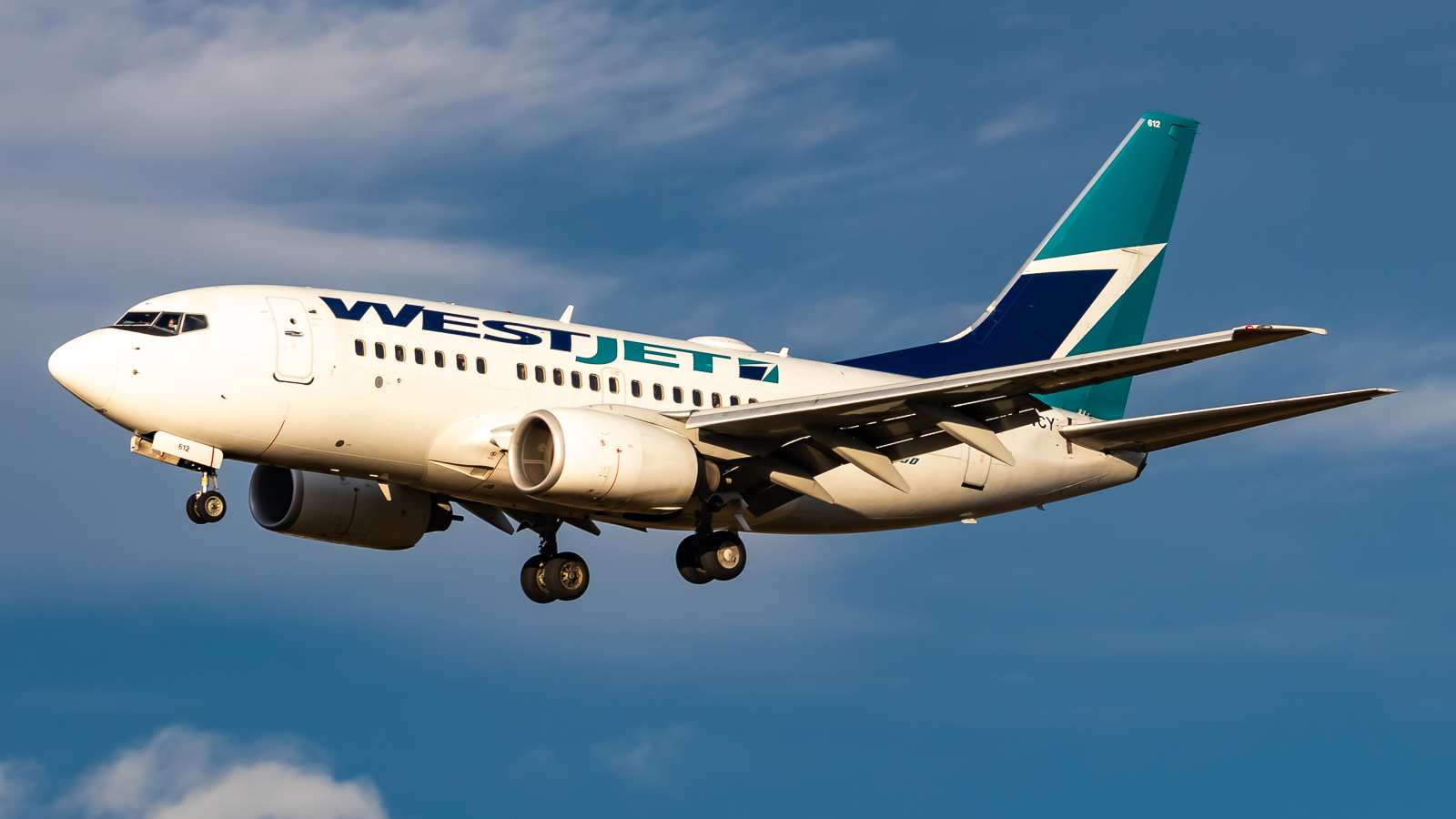 Full size: WestJet Boeing 737-600 C-GWCY at Victoria International Airport