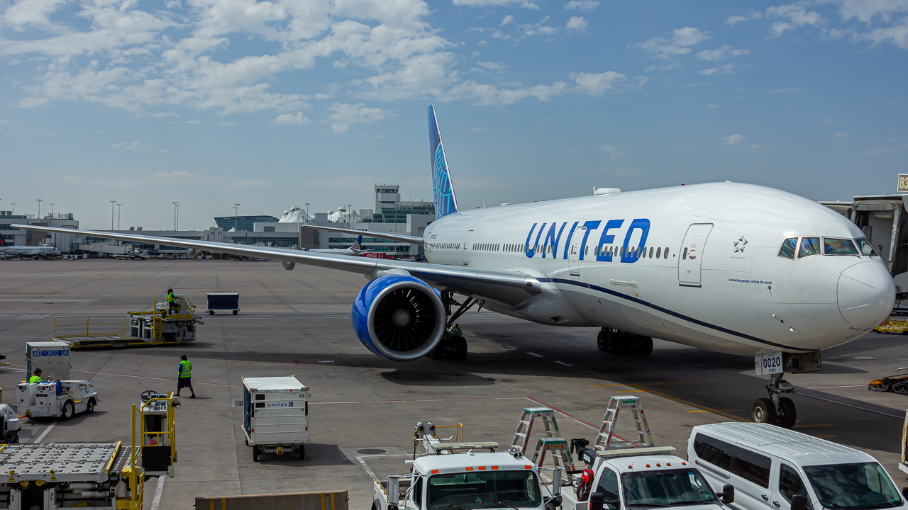 Full size: United Airlines Boeing 777-200ER N69020 at Denver International Airport