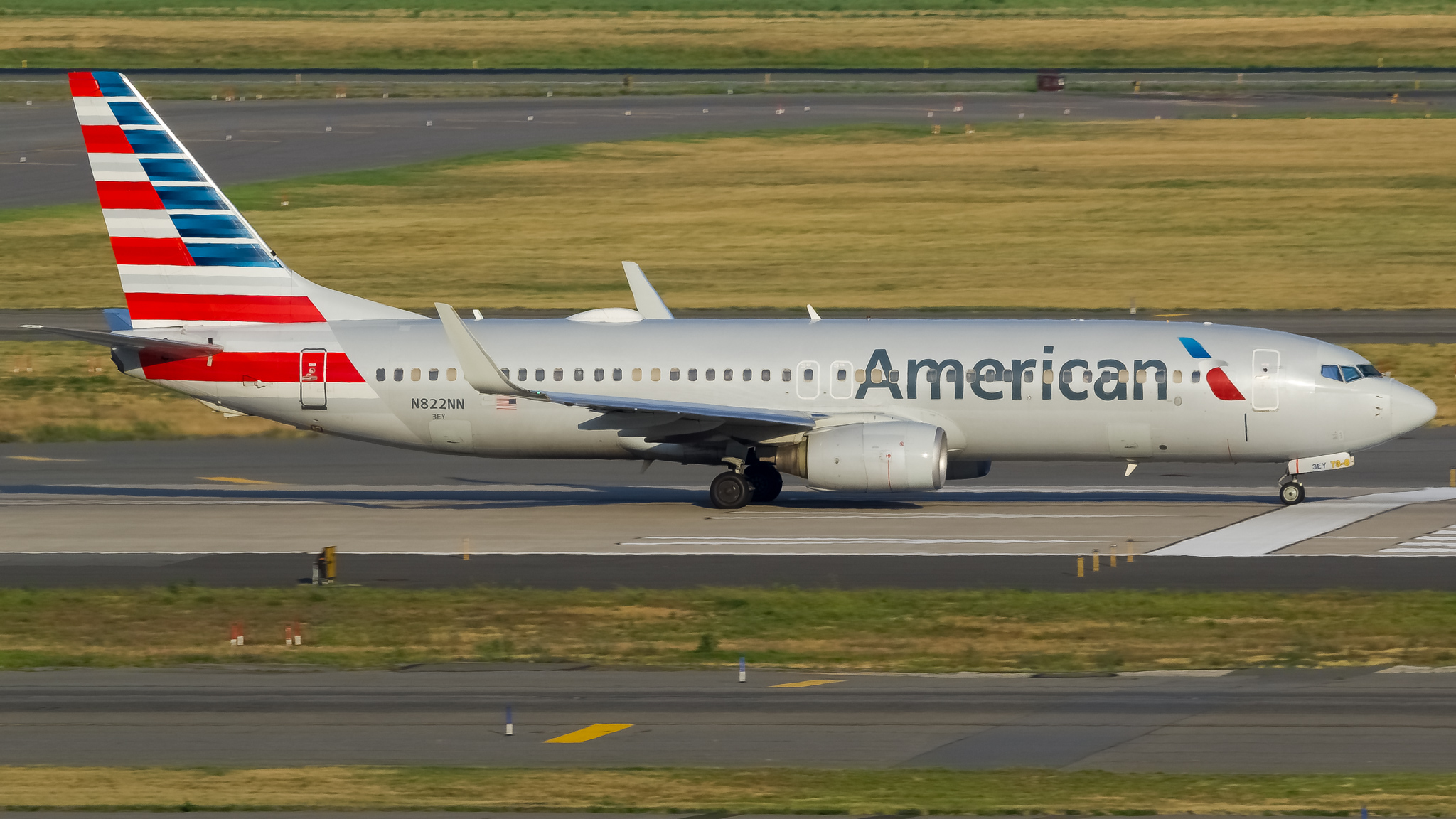 Full size: American Airlines Boeing 737-800 N822NN at John F. Kennedy International Airport