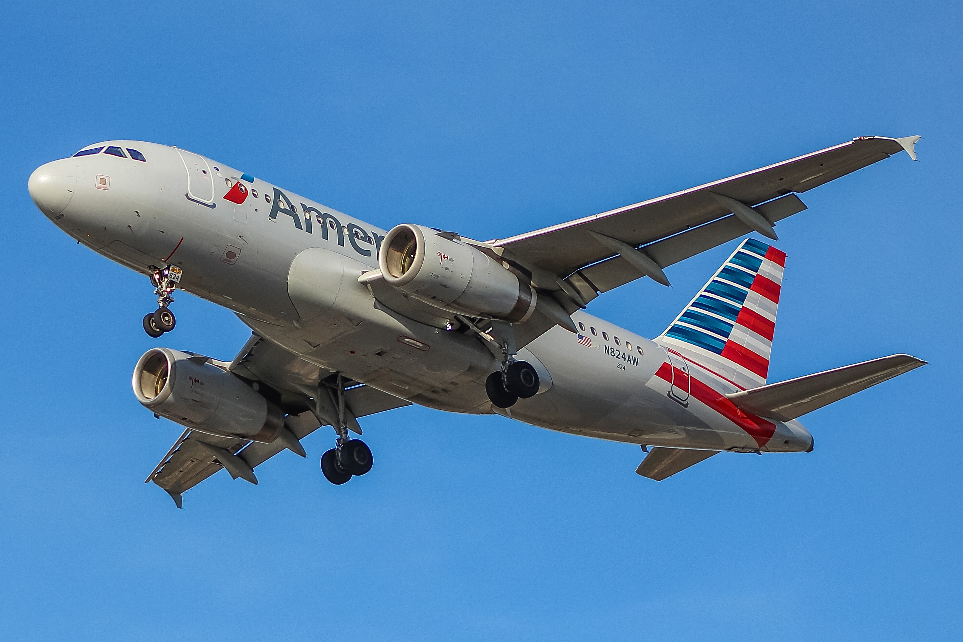 Full size: American Airlines Airbus A319 N824AW at General Mitchell International Airport